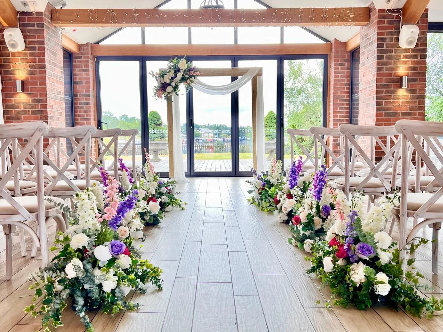 Spring weddings. 
Possibly our favourite time of year! Emerging out of the long dark winter into the warmth of the Spring sunshine and the explosion of colour it brings. 
This set up at the beautiful @theboathouseastonmarina_ is the perfect example o