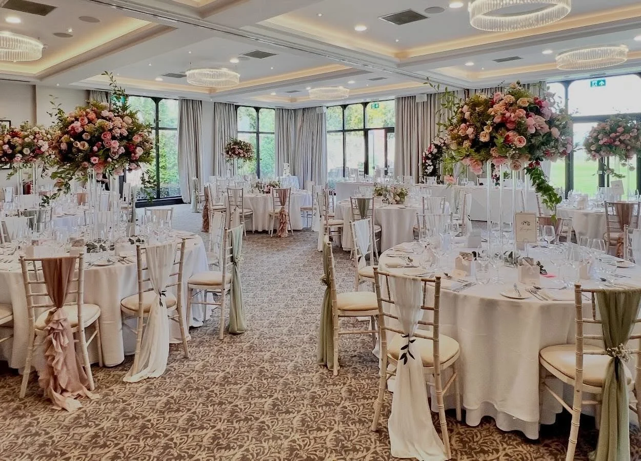 Fiona &amp; Ben. We loved this stunning spring wedding at @rookeryhallhotelspa. The big pink floral arrangements were so pretty&hellip;just perfect for a spring or summer wedding!
#rookeryhallhotelandspa #rookeryhallwedding #cheshirewedding #springwe