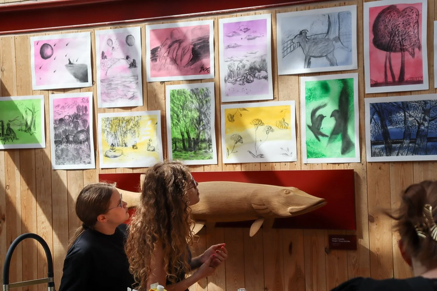 Tak for i &aring;r fra Outdoor Artcamp 🌿✨ Hold op, hvor er I dygtige og ikke mindst sk&oslash;nne at v&aelig;re sammen med. Vi g&oslash;r det hele igen n&aelig;ste &aring;r! 🙌
 
Se en masse billeder fra dagens fernisering her 📸.
 
#flereungeinatur