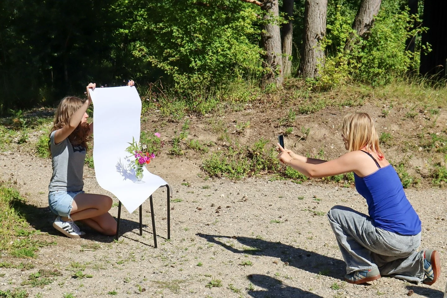 Outdoor Artcamp er i gang igen! 💚

F&oslash;rste dag b&oslash;d p&aring; en kreativ buket-workshop inspireret af Camilla Berner, hvor deltagerne samlede blomster, l&aelig;rte at kende blomsterarter og tog kunstneriske billeder af buketterne og natur