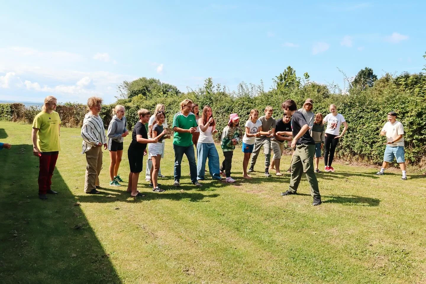 ☀️ Havcampen er skudt i gang ved smukke Bittenhus! 🌊 I morges startede vi dagen med f&aelig;lles morgenmad og sjov teambuilding &ndash; deltagerne gav den gas i sten-saks-papir og viste deres samarbejdsevner. 💪✨
 
Efter frokost hoppede vi p&aring; 