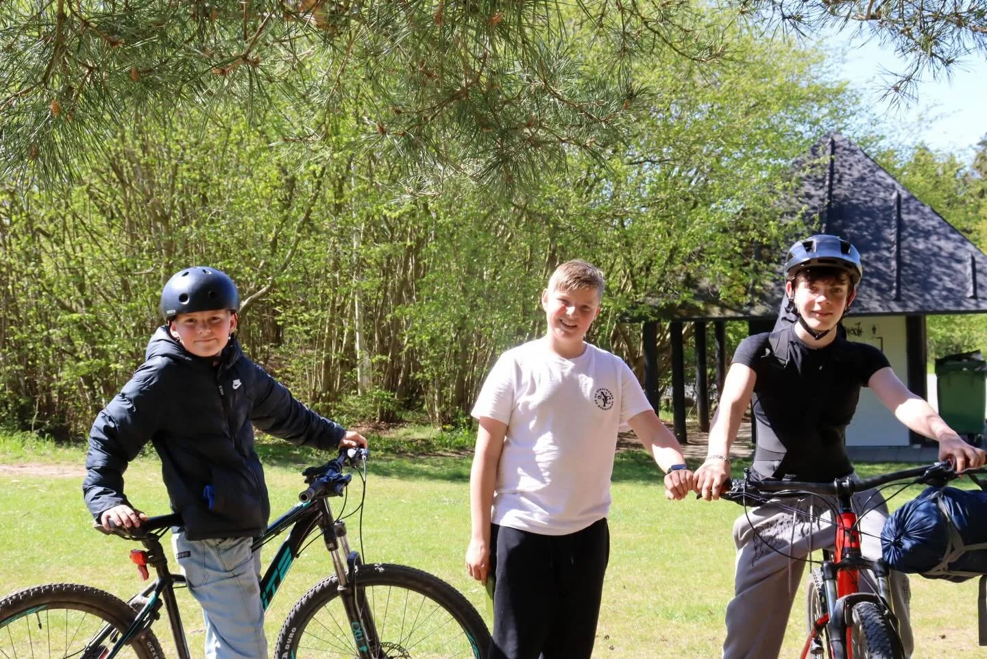 🌲 Adrenalindag for unge i Svanninge Bakker

Vi har samlet Skovcampen til &eacute;n dag &ndash; med fokus p&aring; oplevelser og f&aelig;llesskab.

Du kan bl.a. pr&oslash;ve klatring, mountainbike og hygge omkring b&aring;let.

En dag i naturen, hvor