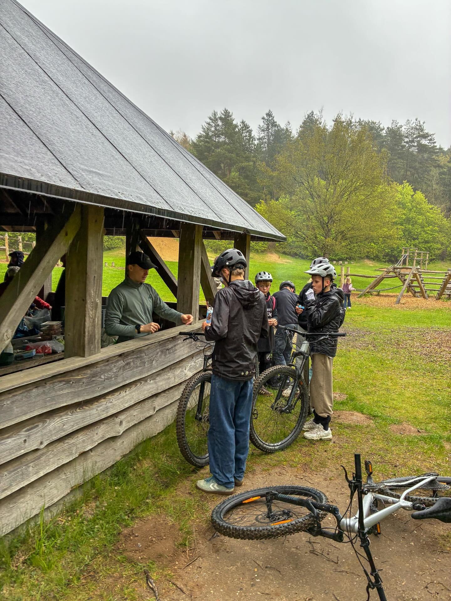 Vejret stopper ikke en god dag i Svanninge Bakker 🤘🌧️

De unge er lige nu ude og tr&aelig;de i pedalerne med Pelle og co. fra Alpernes MTB. De bev&aelig;ger sig over p&aring; den anden side af Odensevej, mens Andreas fra Outdoorkorpset i @ungdomssk