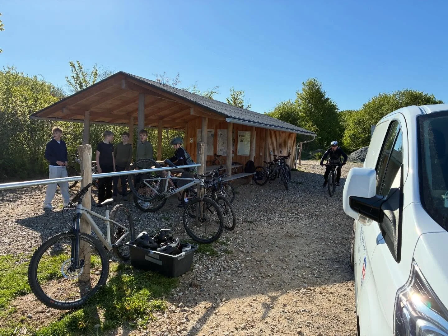 Der sker mange gode ting i det fantastiske vejr i dag! ☀️

F&oslash;rst og fremmest har 24 elever v&aelig;ret ude i bakkerne p&aring; mountainbike som en del af Friluftsskolen &ndash; vigtigt!

Derudover har vi i Outdoor FUN afholdt partnerm&oslash;d