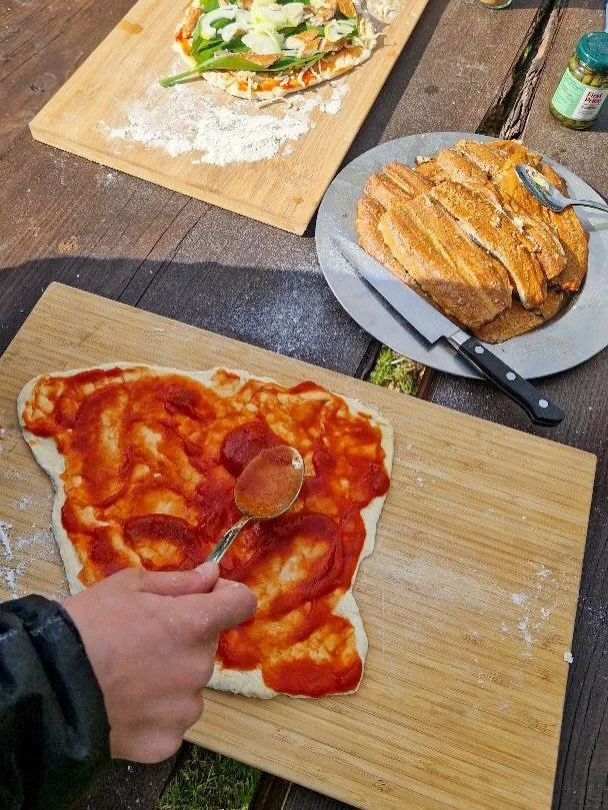 Tak for i fredags til alle jer, der deltog i &ldquo;Havkajak og Havpizza&rdquo;! 🤩

Vi havde en masse unge og voksne p&aring; vandet &ndash; og bagefter blev der lavet l&aelig;kre pizzaer 🍕🌿🌊

Arrangementet var en del af Geopark Dage 2026 og blev