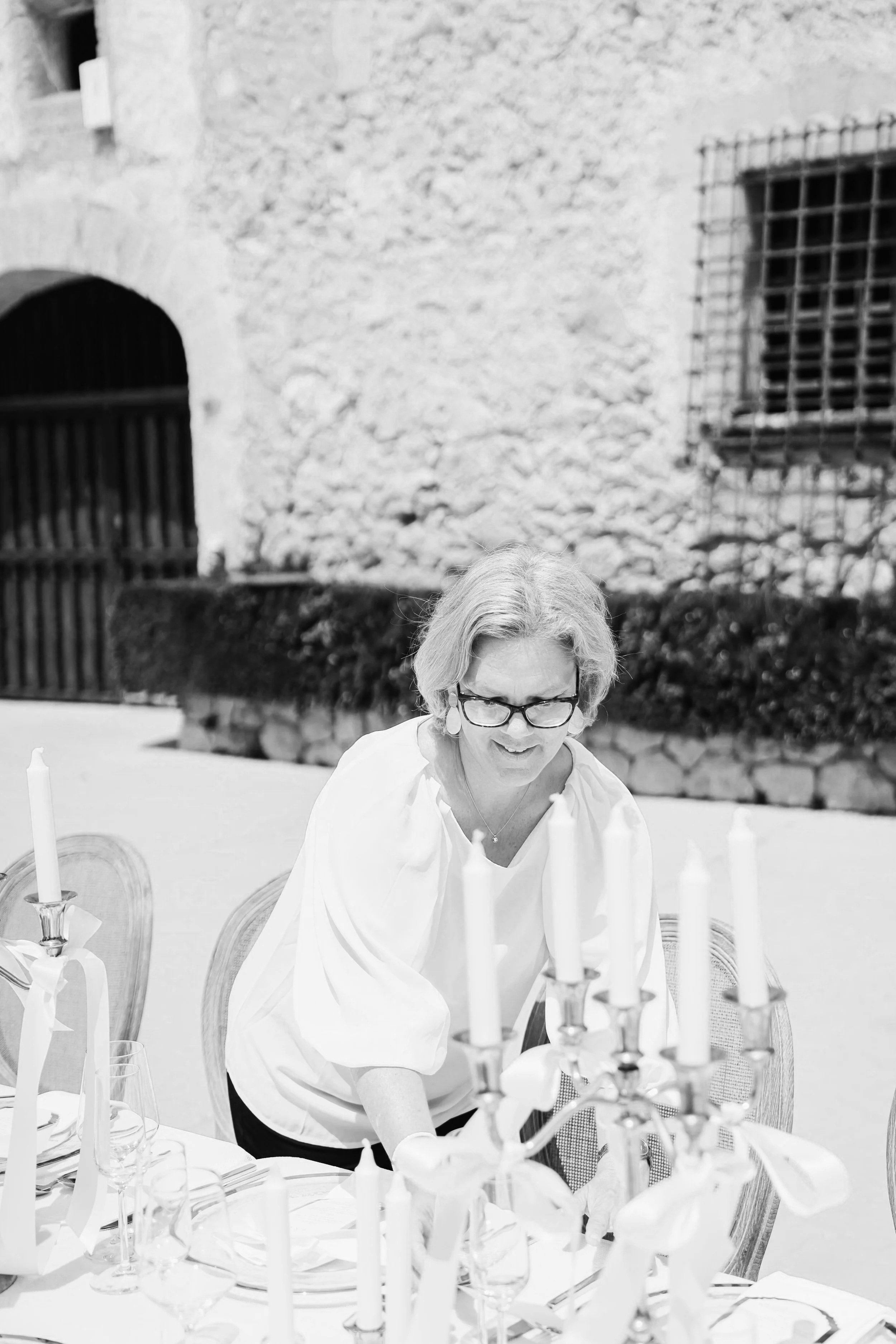 Weddingplanerin Alexandra Freudenreich dekoriert das Dinner Set up