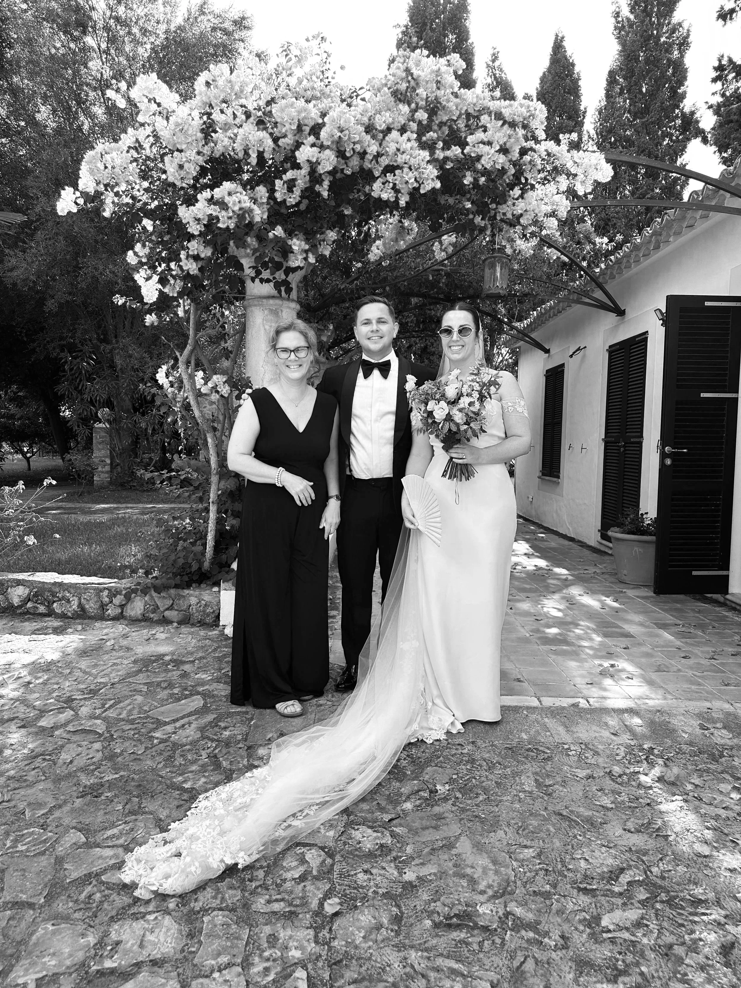 Hochzeitspaar mit ihrer Fincamanagerin auf der Finca Santa Lucia, Binissalem, Mallorca