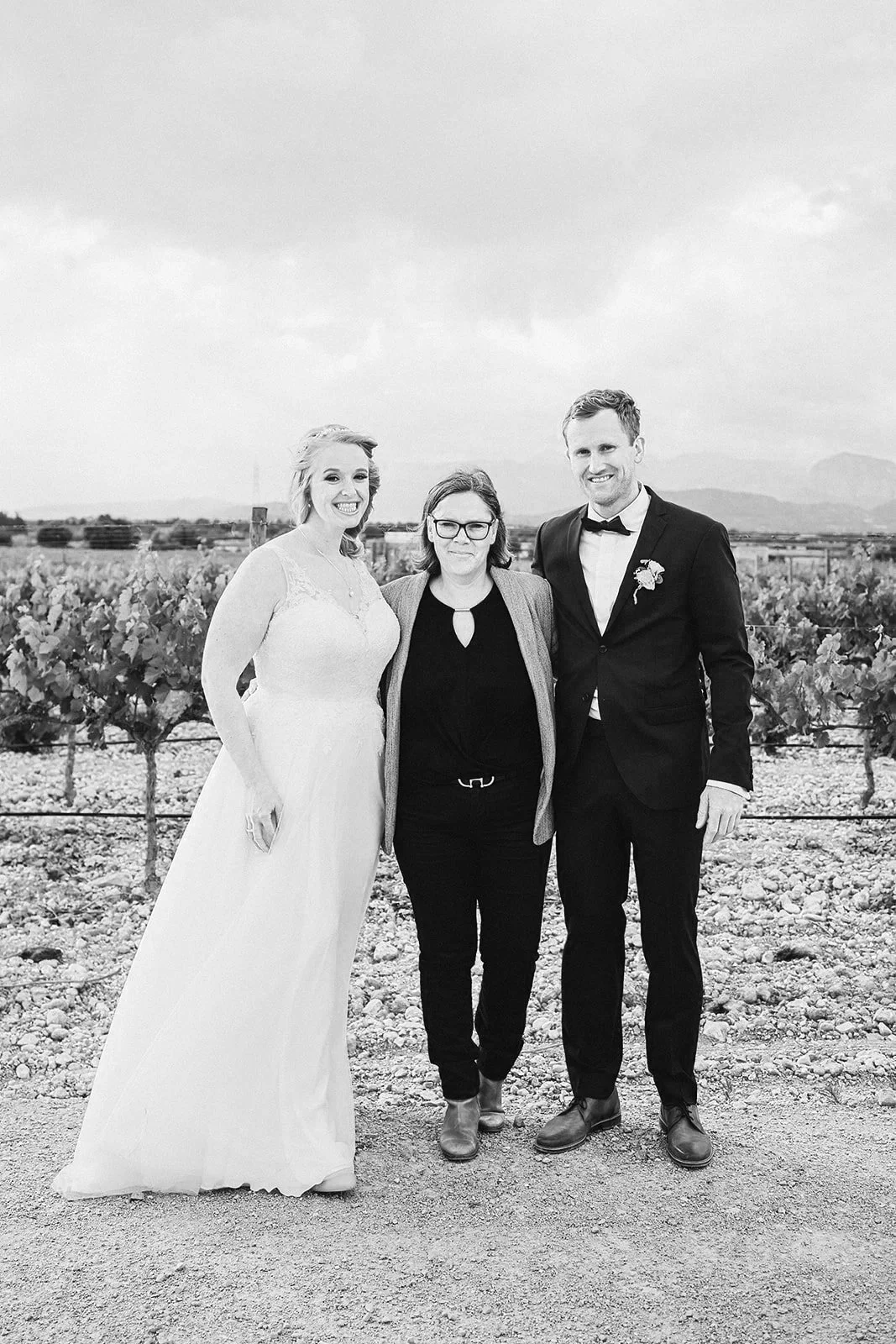 Hochzeitspaar mit ihrer Hochzeitsplanerin im Weingut 
