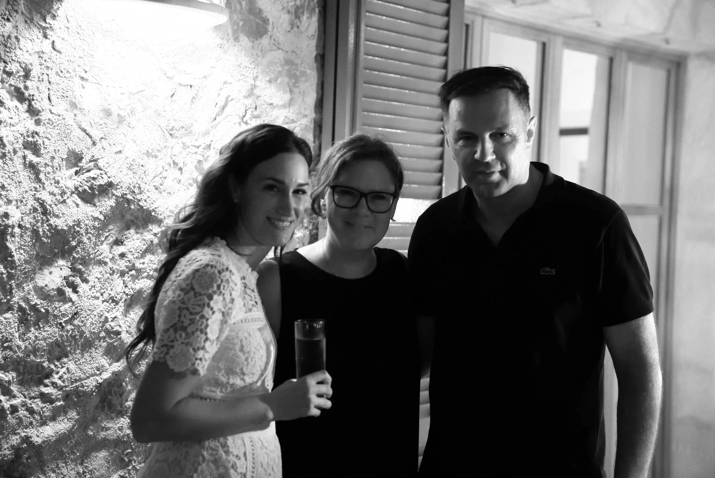 Hochzeitspaar mit ihrer Hochzeitsplanerin am Hochzeitsabend