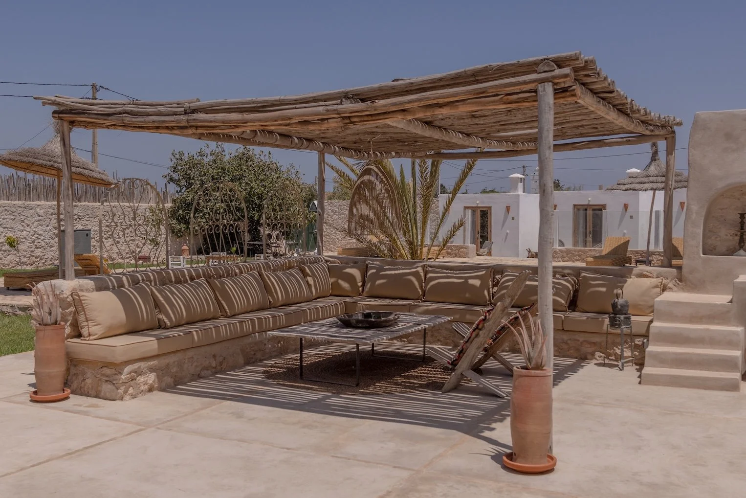 salon extérieur ombragé pour moment de repos – séjour bien-être Essaouira