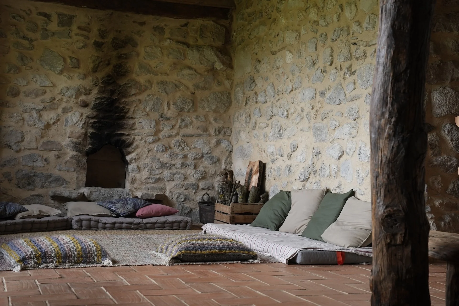 Salon confortable dans un refuge haut de gamme en montagne - retraite bien-être pleine nature Espagne
