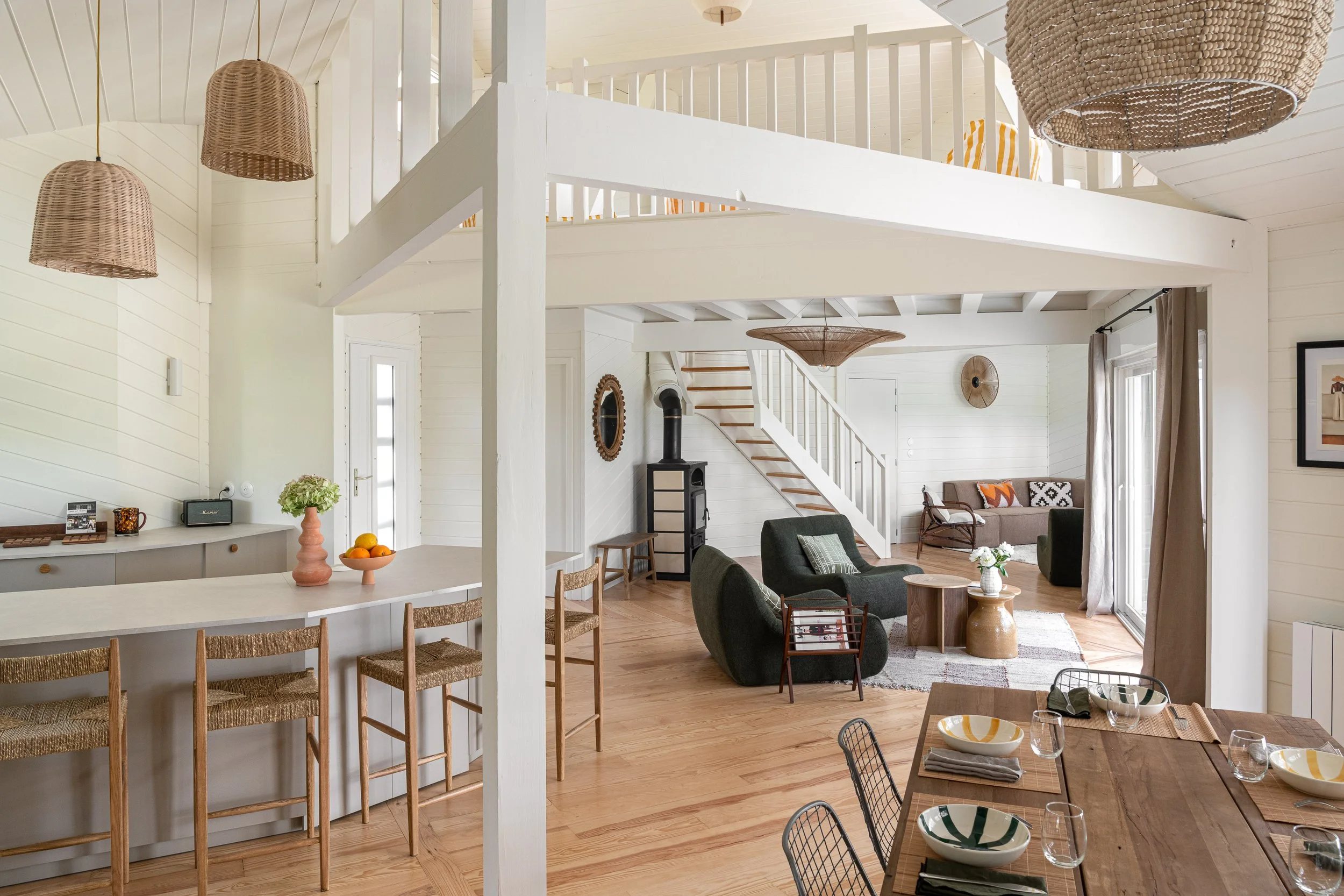 Espace de vie commun où se préparent les repas sains, partagés en groupe pendant la retraite yoga & surf dans le Sud-Ouest.