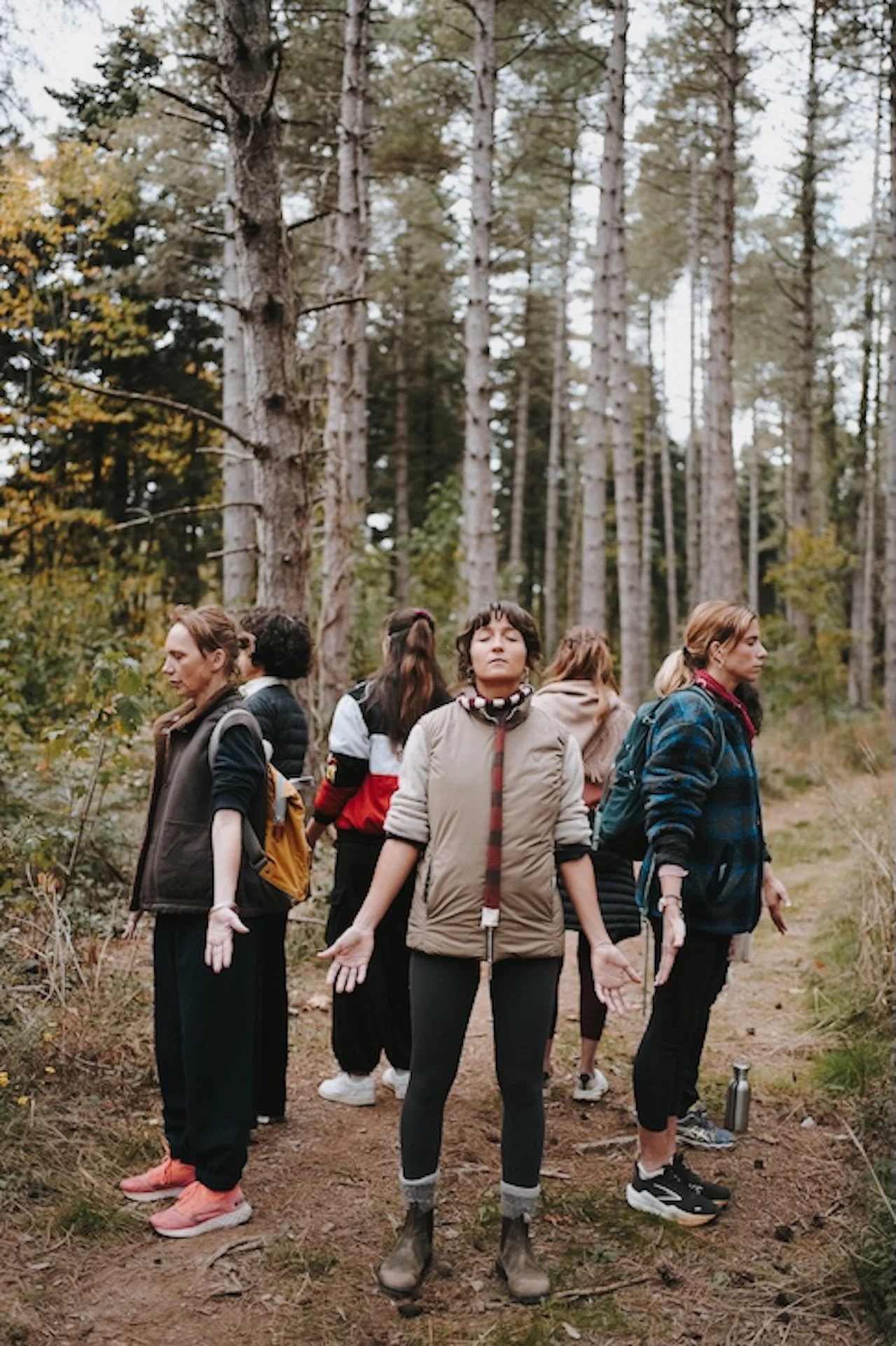 Méditation dans la forêt lors d'une retraite yoga automne 2026