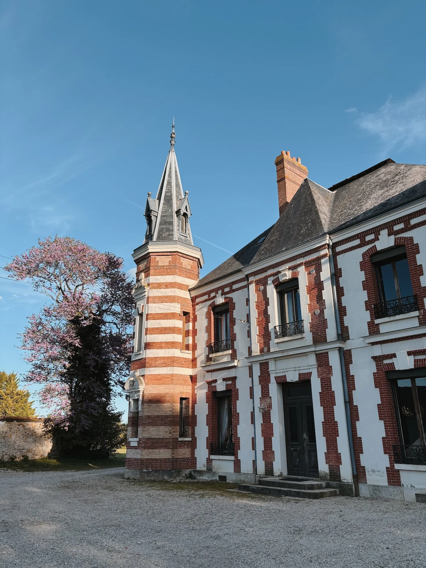 Façade d'un château avec parc — hébergement premium retraite yoga Kundalini et chamanisme près de Paris