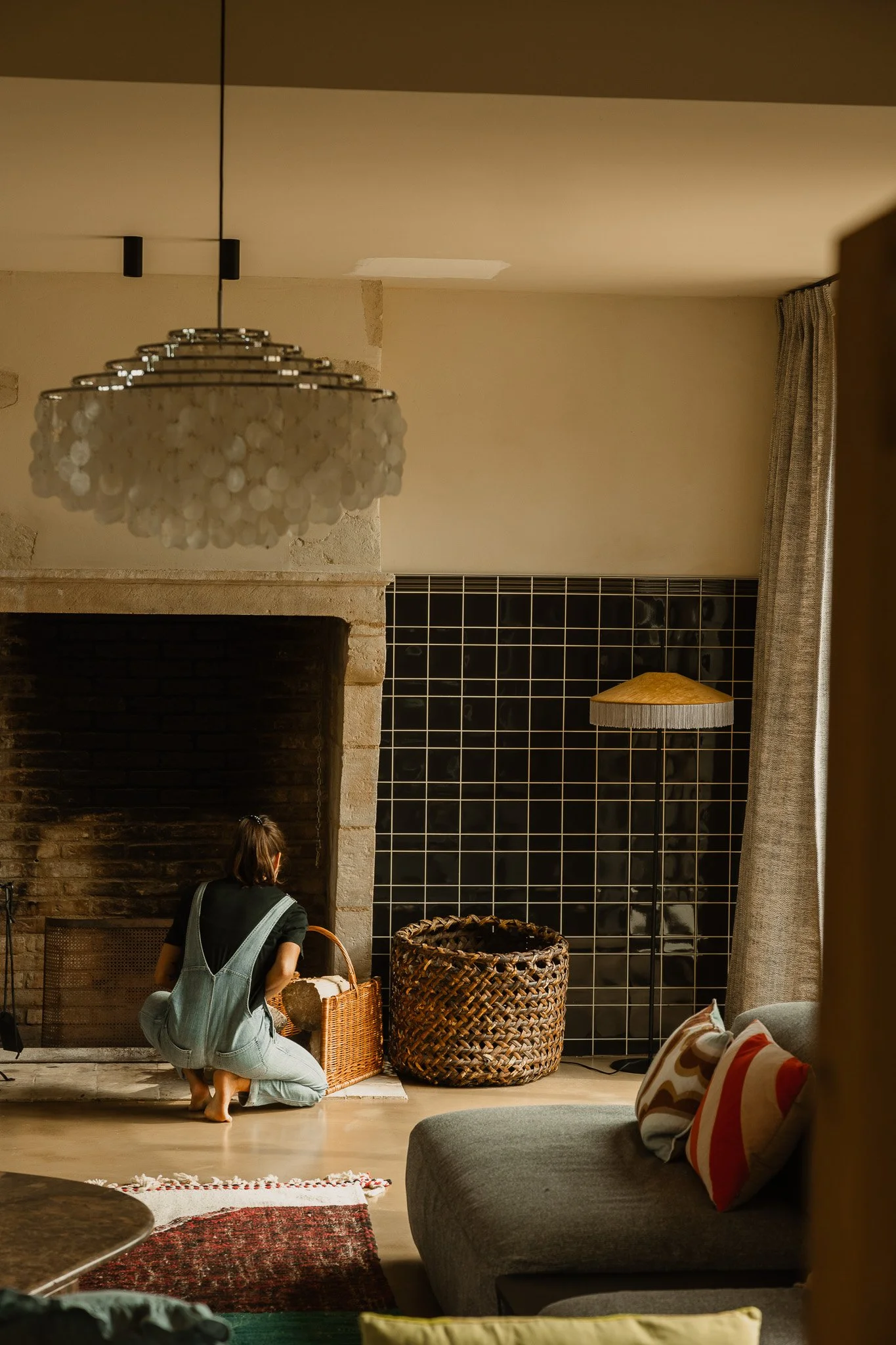 Cheminée chaleureuse et élégante dans le domaine. Un espace feutré qui invite au cocooning et à la détente lors de la retraite yoga & massage.