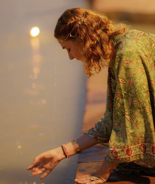 Un rituel spirituel au bord du Gange vient marquer le rythme d’une retraite yoga en Inde, entre voyage spirituel, immersion en ashram et pratiques traditionnelles inspirées de l’ayurveda et de la culture indienne.