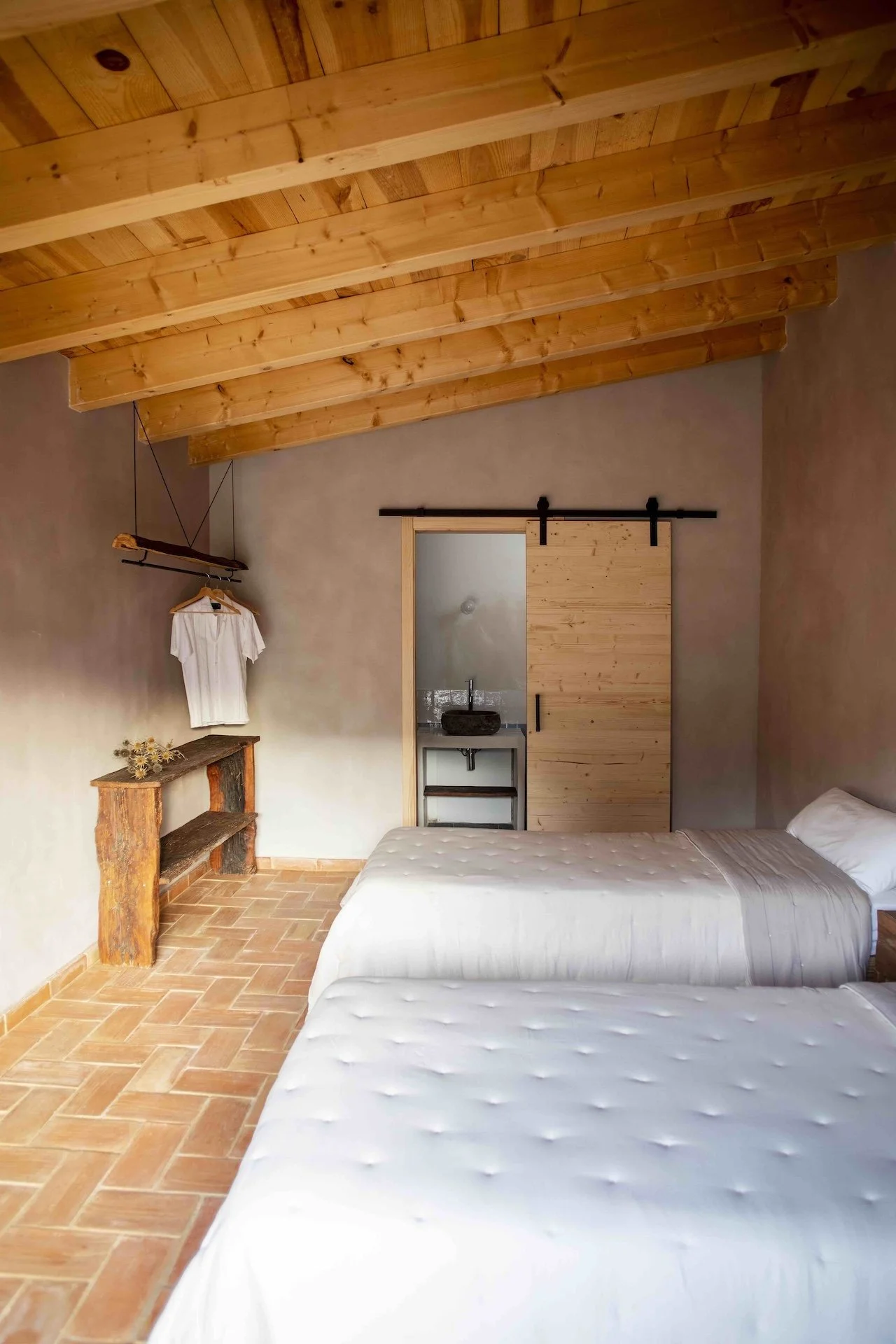 Chambre triple confortable au refuge — hébergement retraite yoga Pyrénées espagnoles tout confort