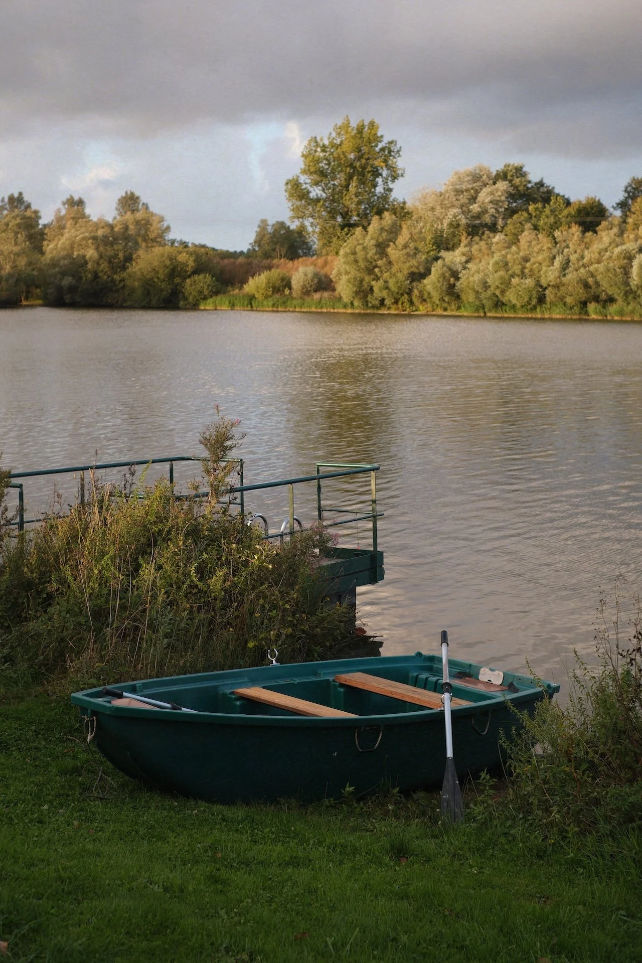 Barque amarrée au bord de l'étang du domaine — une escapade douce et silencieuse au fil de l'eau lors d'un séjour bien-être en Baie de Somme