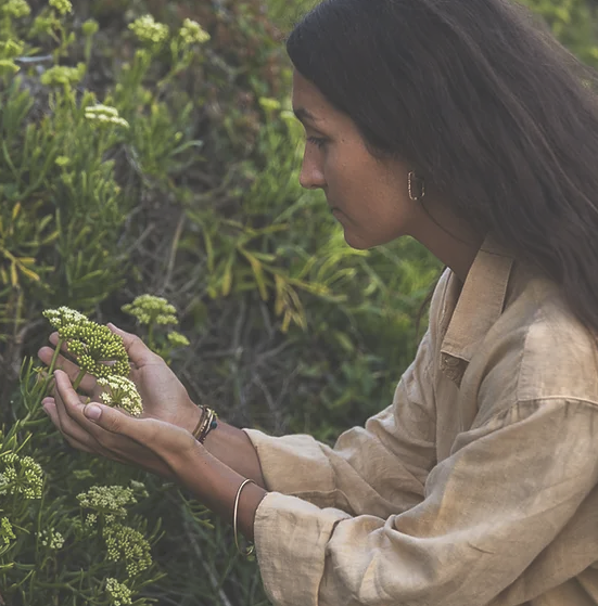 Portrait de Margot Boyer, professeure de yoga du Yogascope, qui guide les retraites yoga femmes en Provence. Une enseignante inspirée par le yoga féminin sacré et la reconnexion à soi.