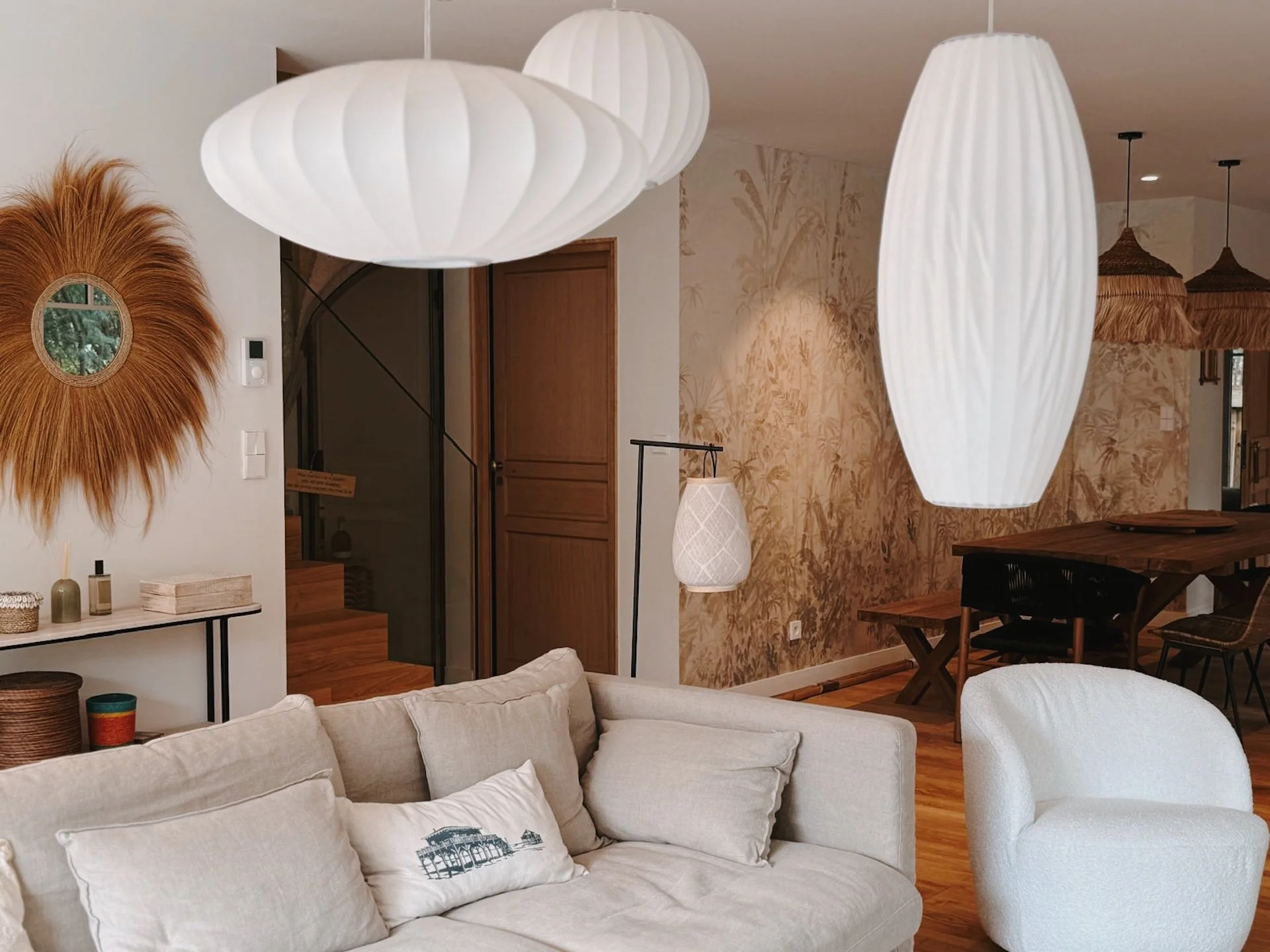 Salon lumineux au canapé blanc et suspensions japonisantes — l'élégance discrète d'une maison d'exception au Cap Ferret