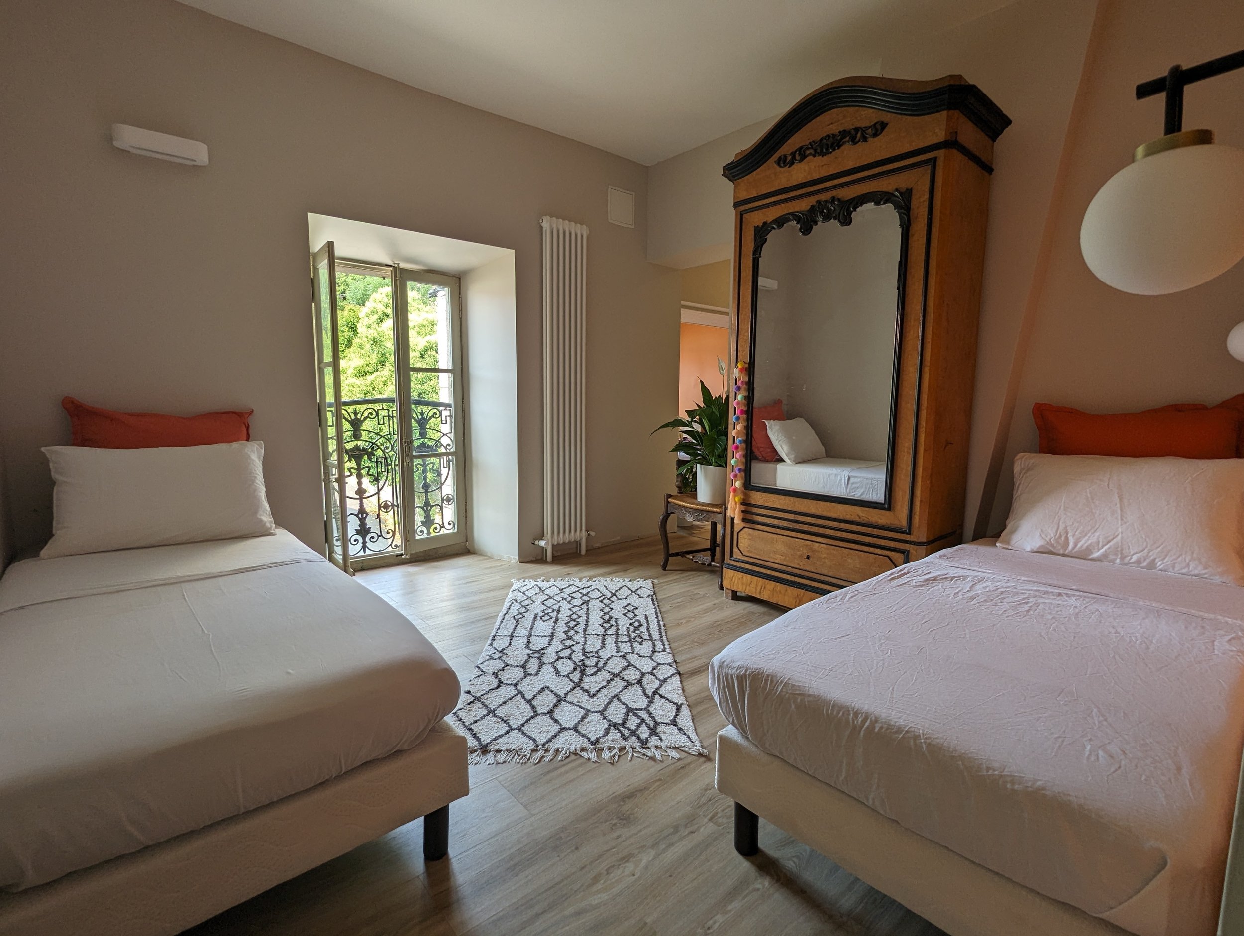 21Carcassone-Maison-Lakshmi.jpg