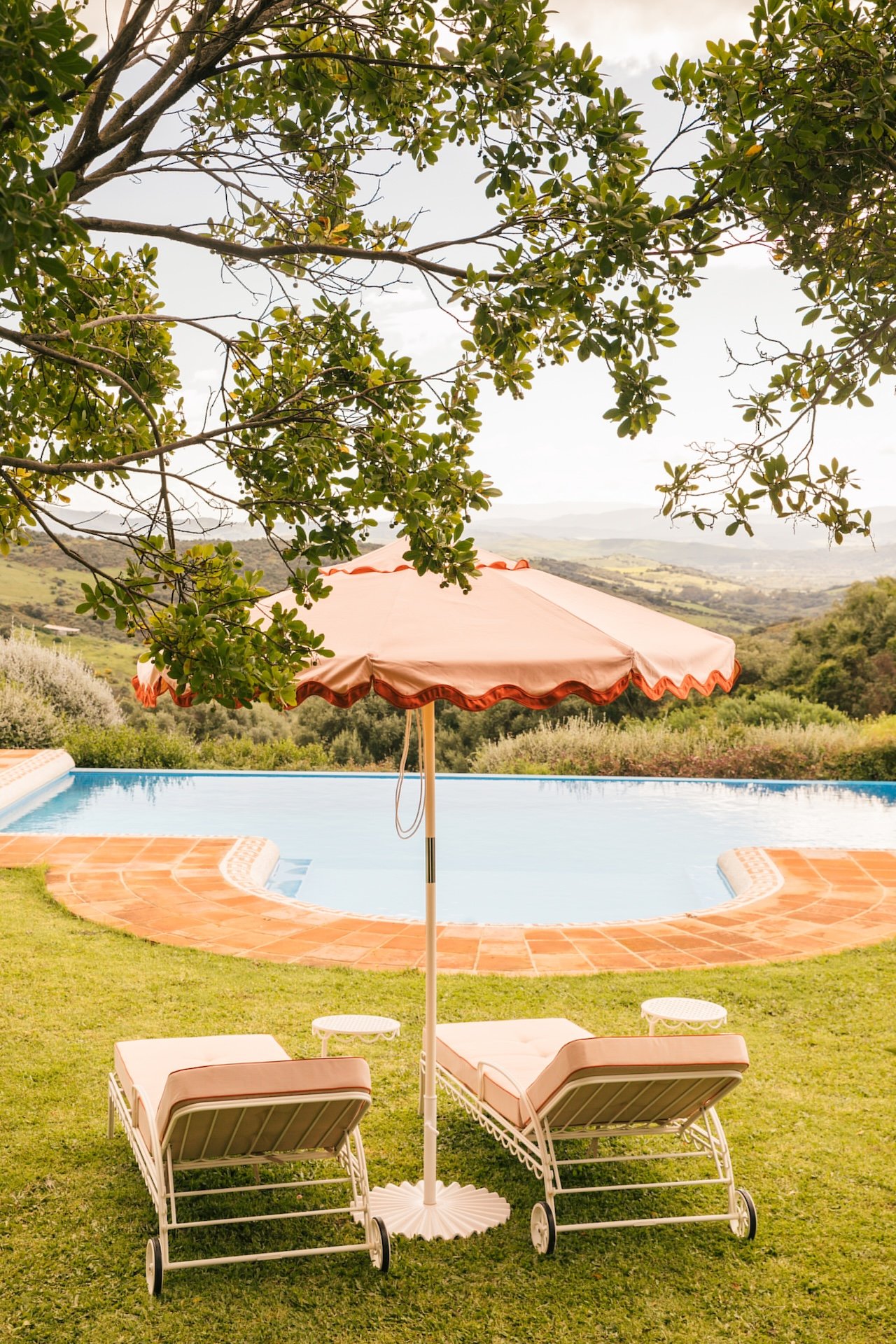 Piscine ombragée avec transats dans un cortijo andalou — séjour bien-être yoga Espagne été 2026