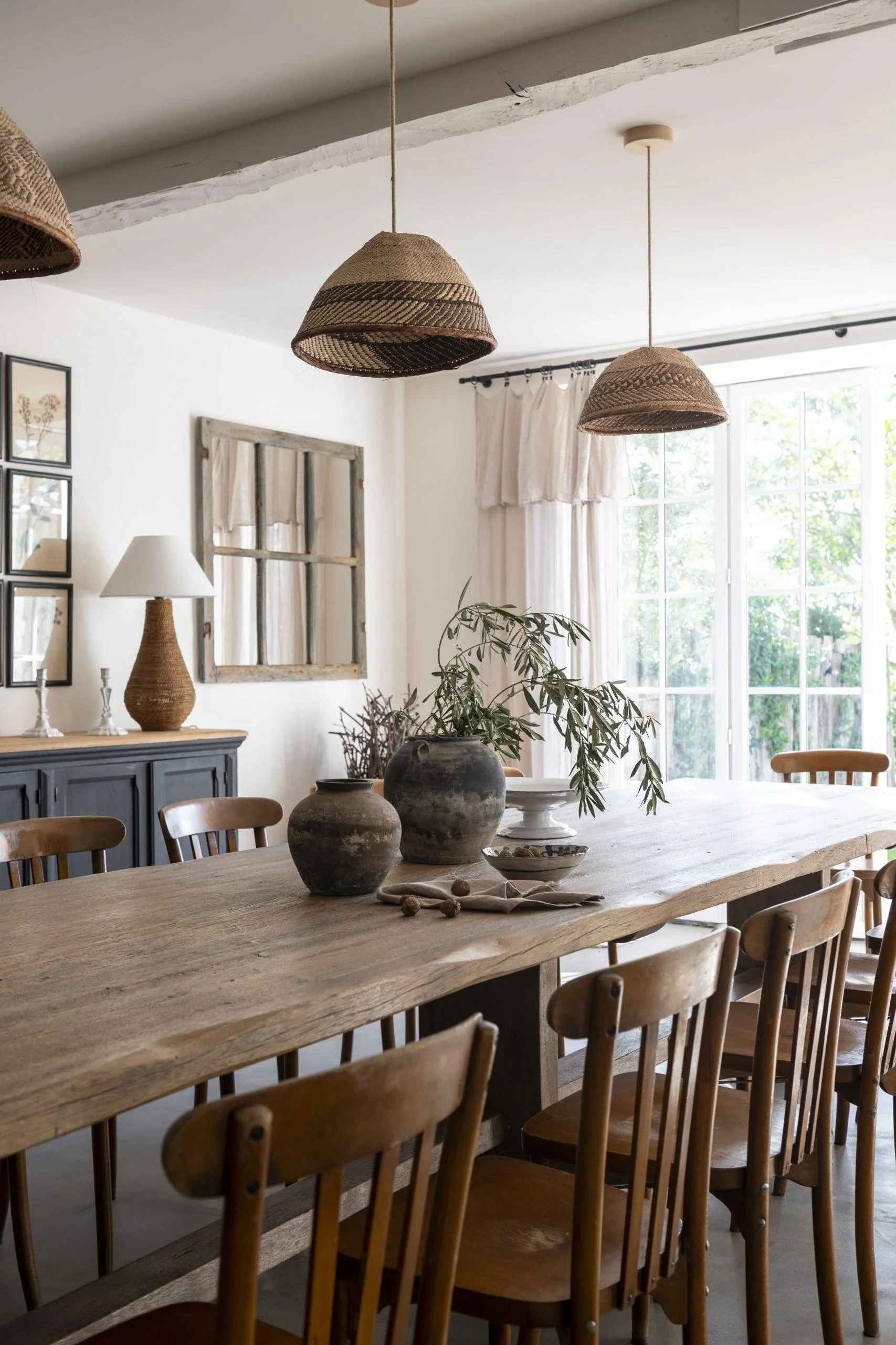 Salle à manger chaleureuse pour un séjour yoga bien être, parfaite pour brunchs healthy, repas végétariens et moments de partage