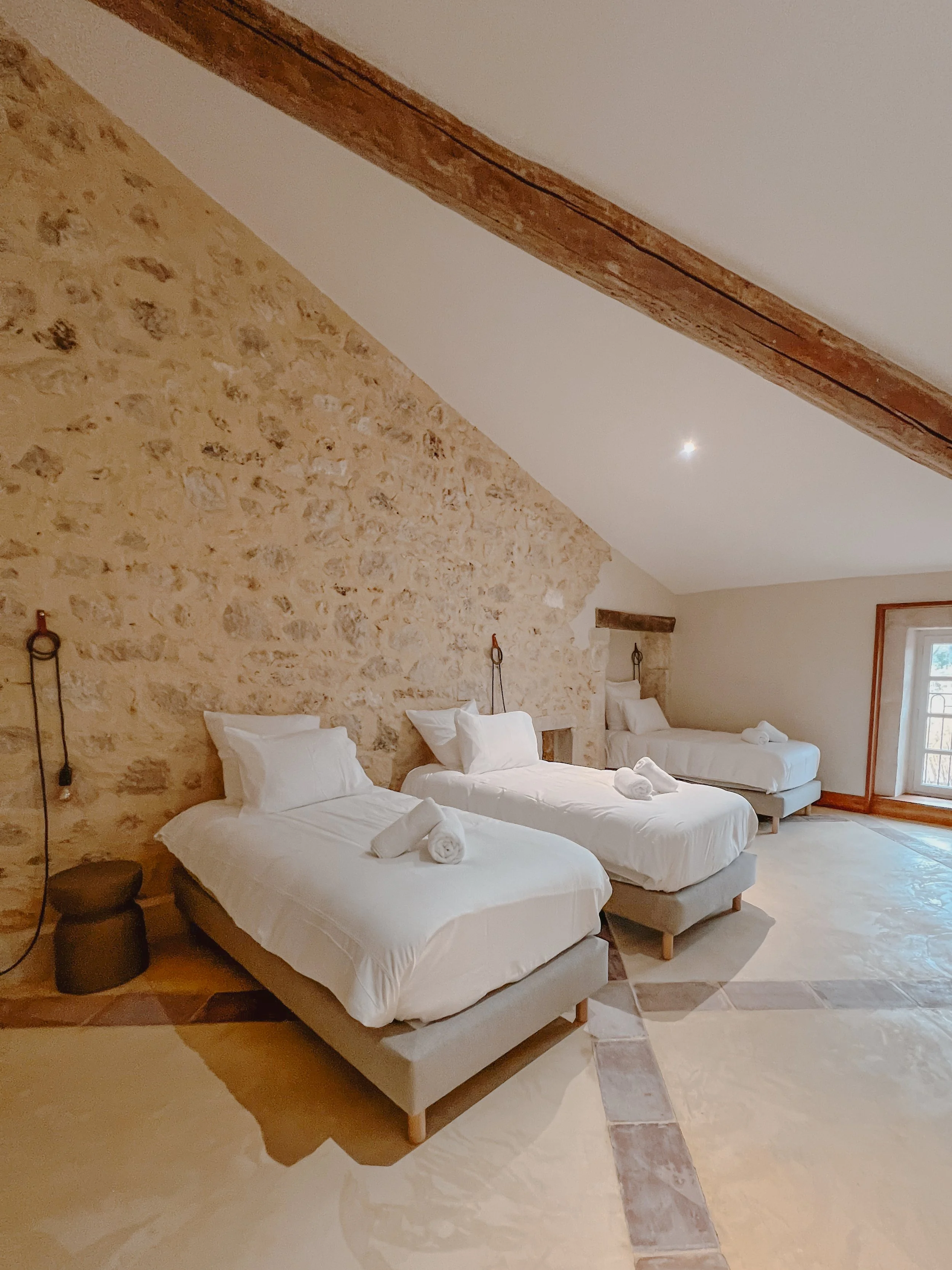 chambre triple conviviale et raffinée, conçue pour une expérience de yoga, méditation et alimentation consciente en Drôme Provençale