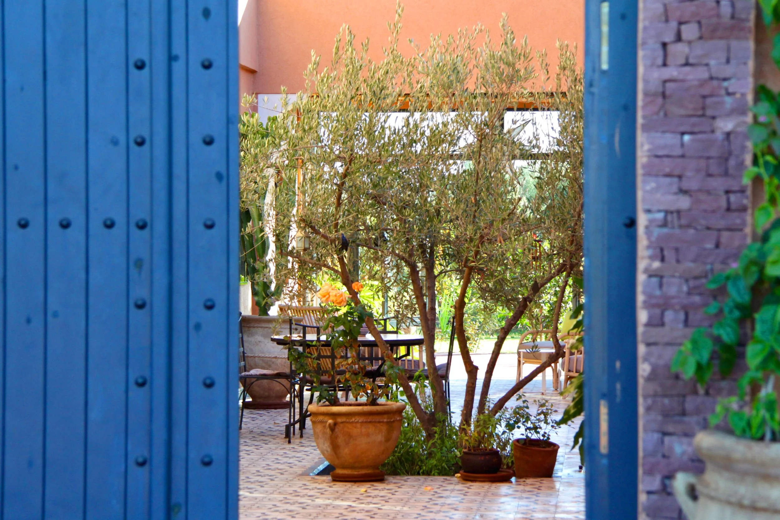 Porte bleue et zellige typiquement marocains — riad authentique retraite yoga immersion culturelle Maroc