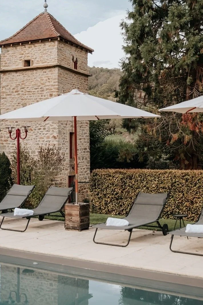 Terrasse avec transats et parasol — temps libre retraite yoga bien-être Bourgogne du Sud