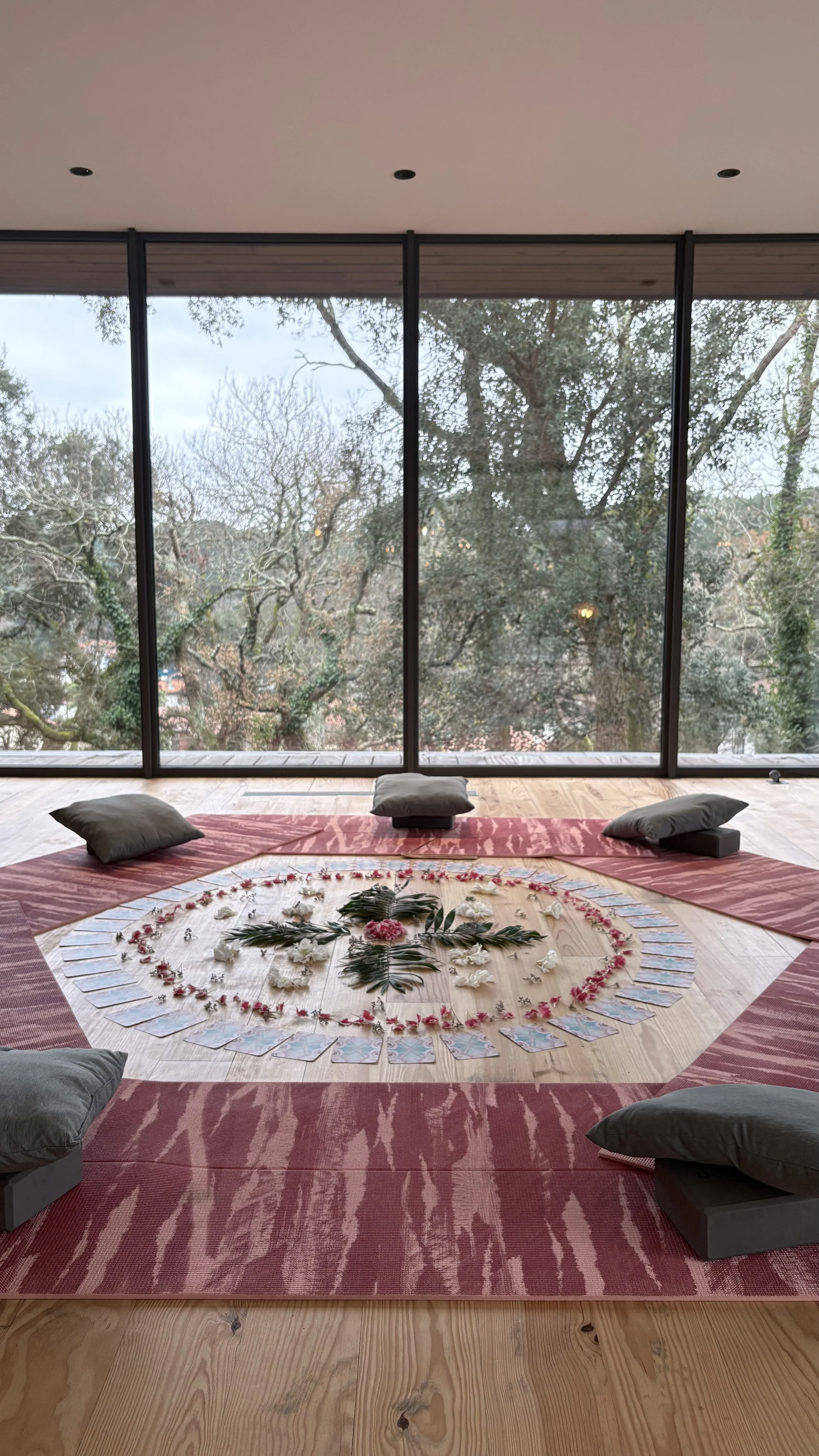 Mandala floral avec cartes disposées en cercle cérémoniel, atelier intention retraite spirituelle nouvel an Landes Hossegor