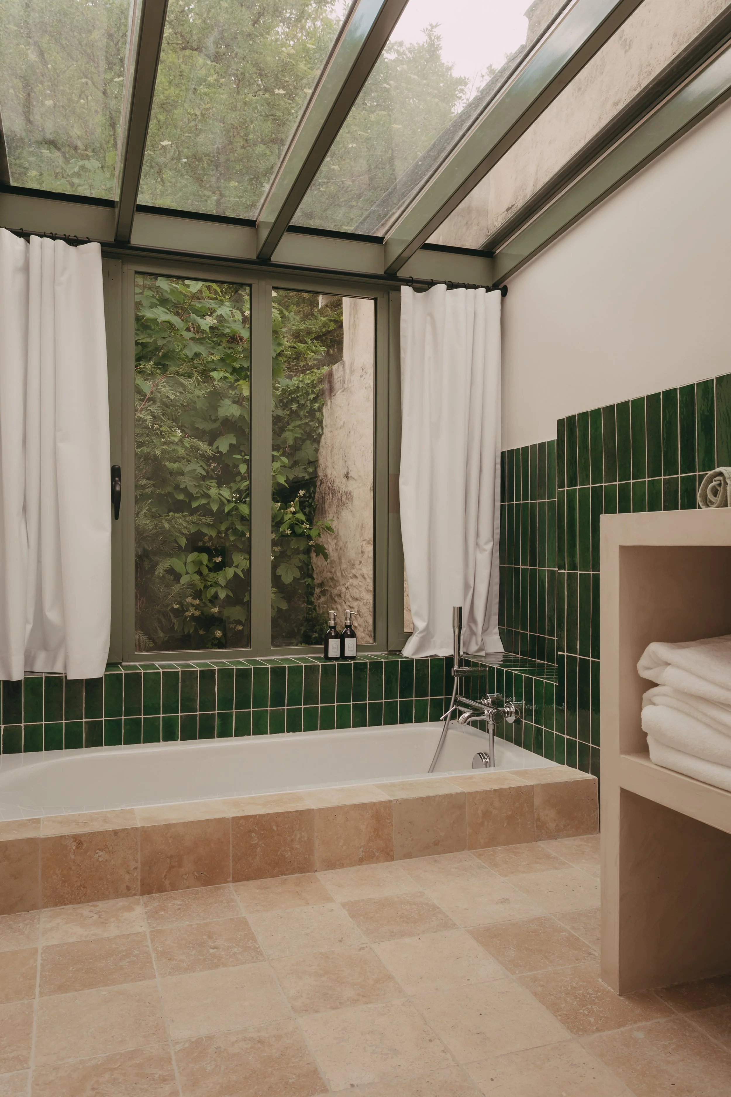 baignoire élégante sous verrière, parfait havre de détente lors d’une retraite de yoga et connaissance de soi