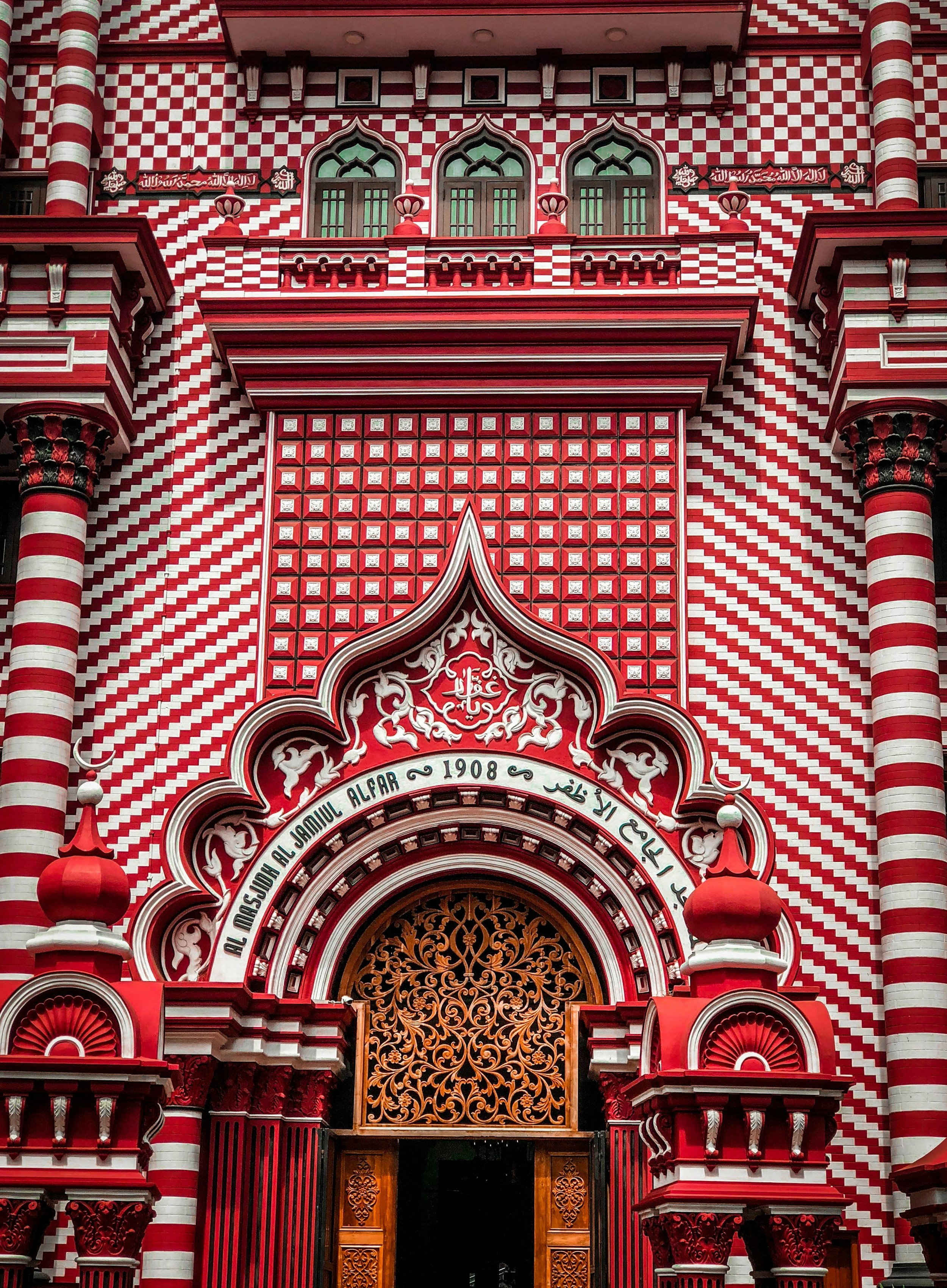 Façade rouge et blanche de la mosquée Jami Ul-Alfar, emblème culturel de Colombo