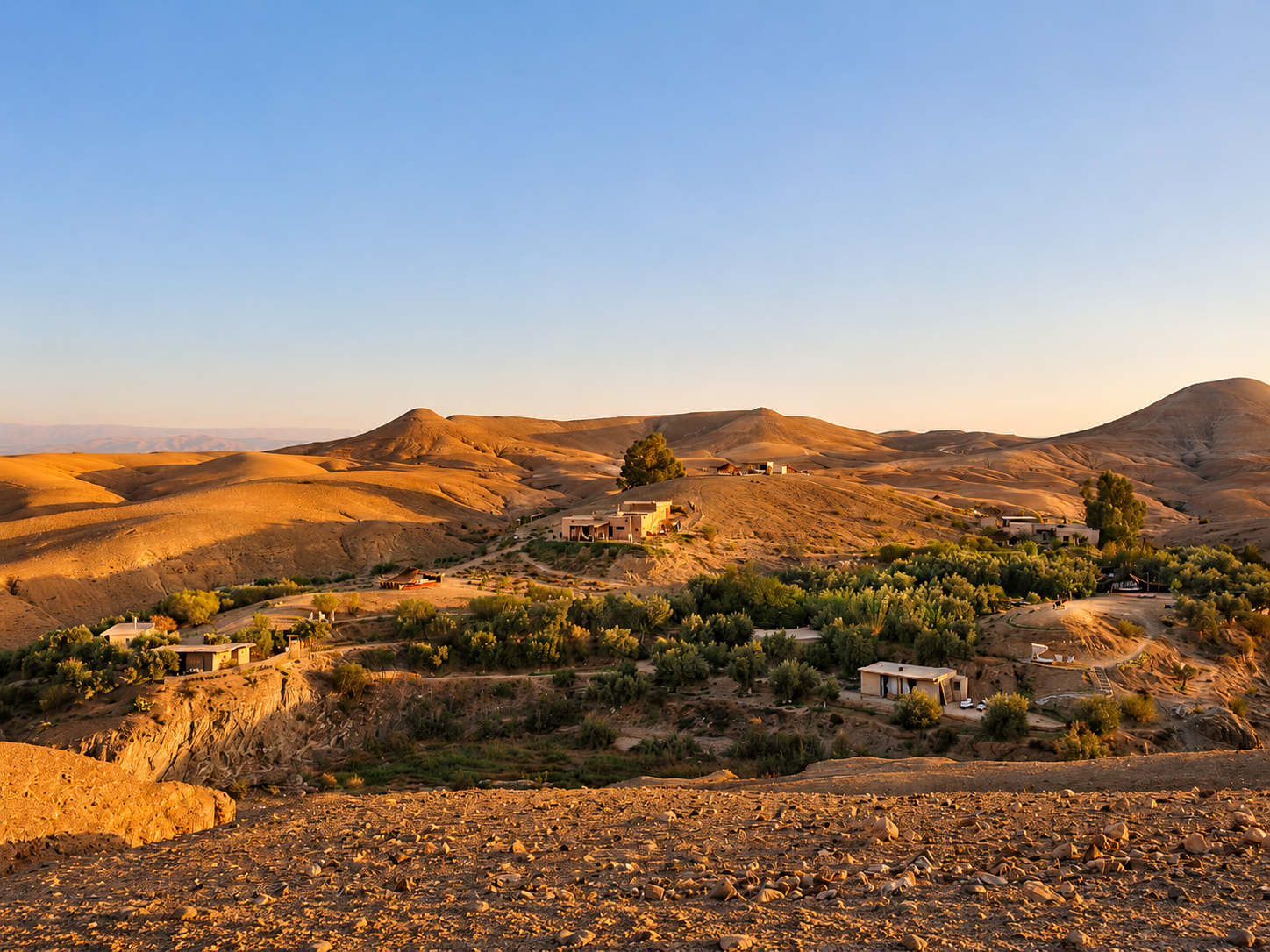 Paysage désertique d'Agafay au coucher du soleil — nuit dans le désert retraite yoga Marrakech novembre