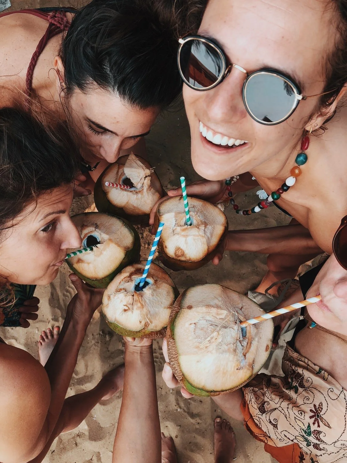 Après une séance de yoga, des participantes dégustent de l’eau de coco fraîche lors d’une retraite yoga en Inde, une expérience immersive entre bien-être, voyage spirituel, stage yoga en Inde et découverte des traditions locales.