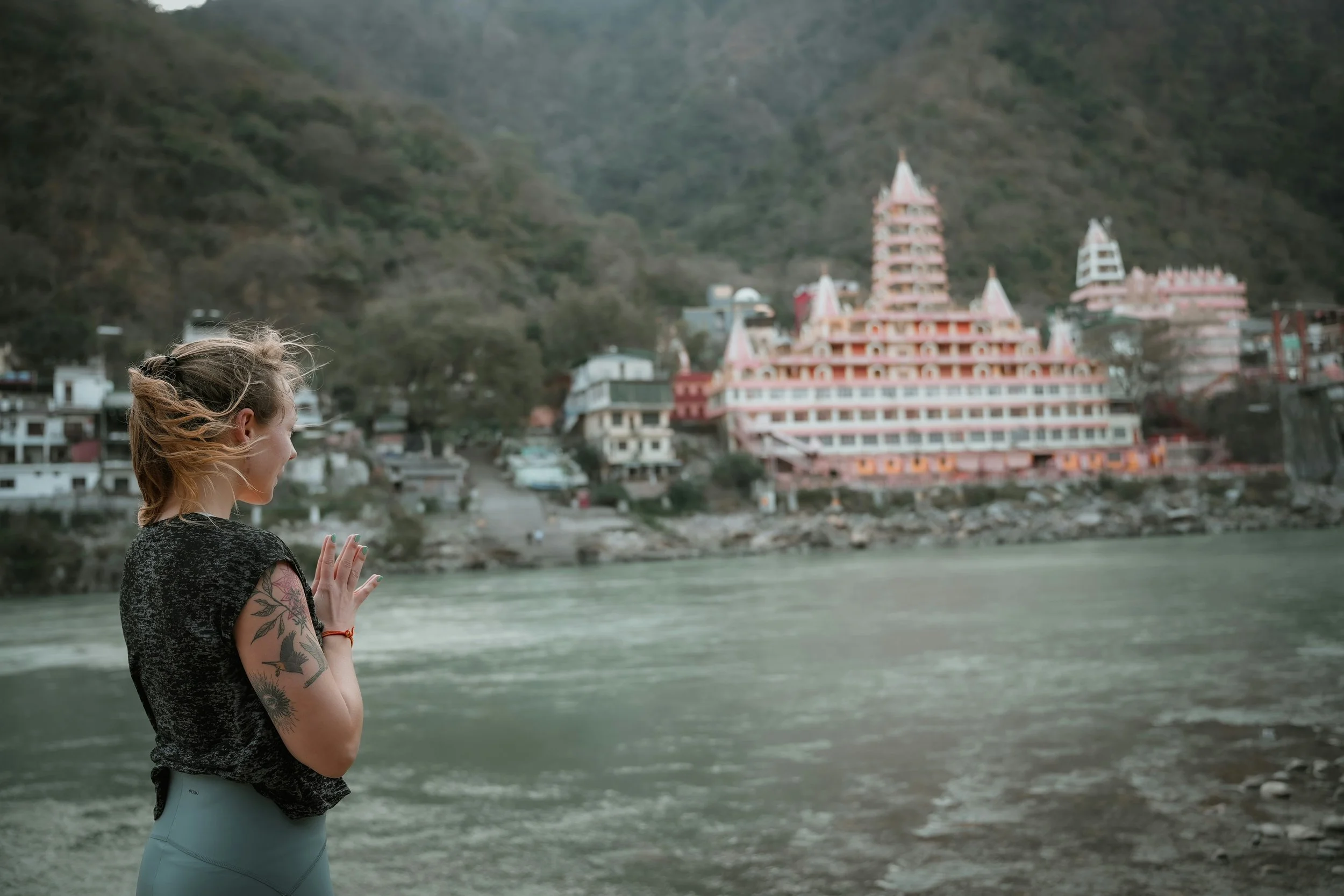 Face au Gange, la salutation namasté incarne l’essence d’une retraite yoga en Inde, entre voyage spirituel en Inde du Sud, immersion en ashram et pratique du yoga dans un cadre sacré propice à l’apprentissage et à l’introspection.