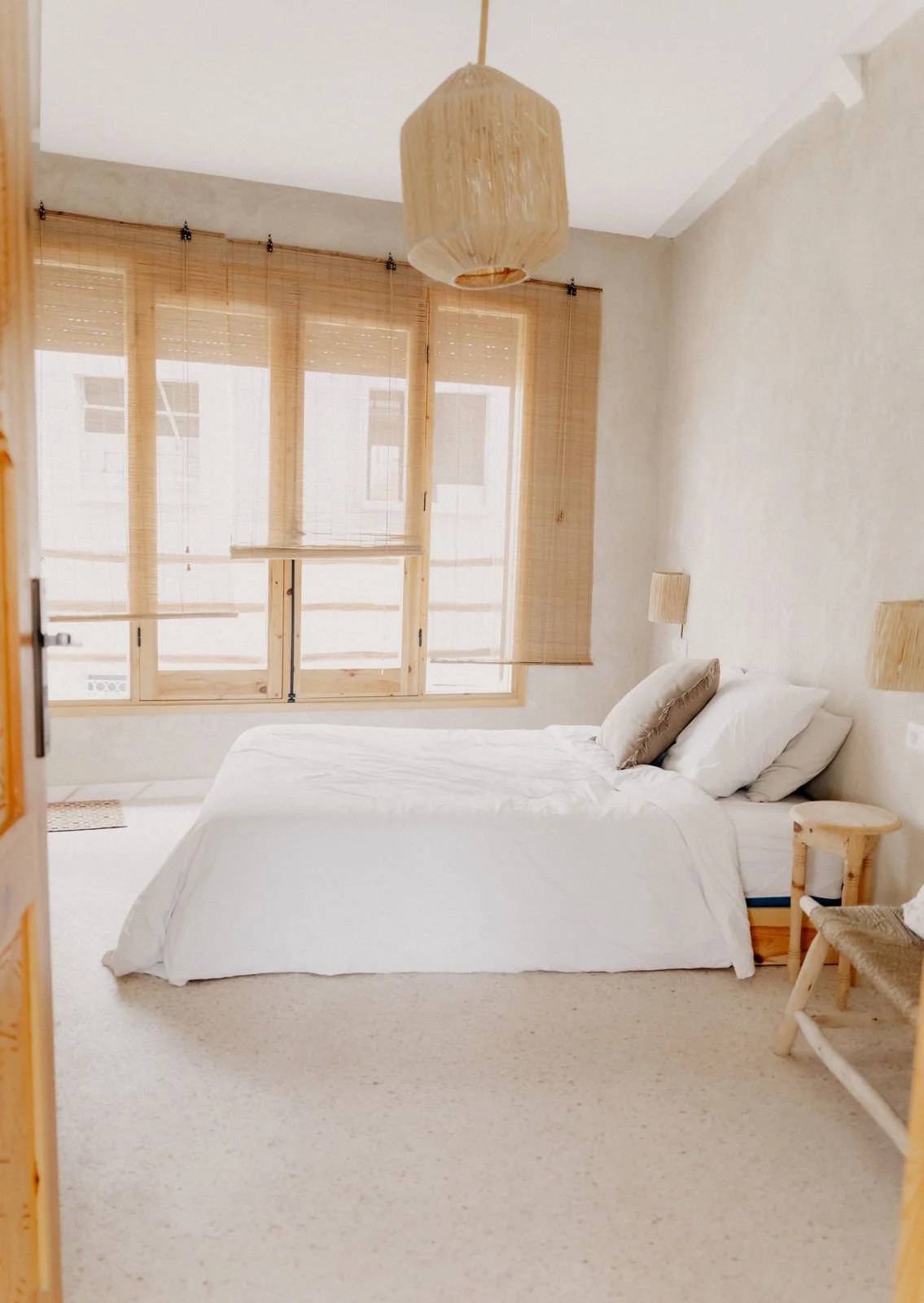Chambre lumineuse avec lit double et volets en bois - hébergement retraite yoga Maroc