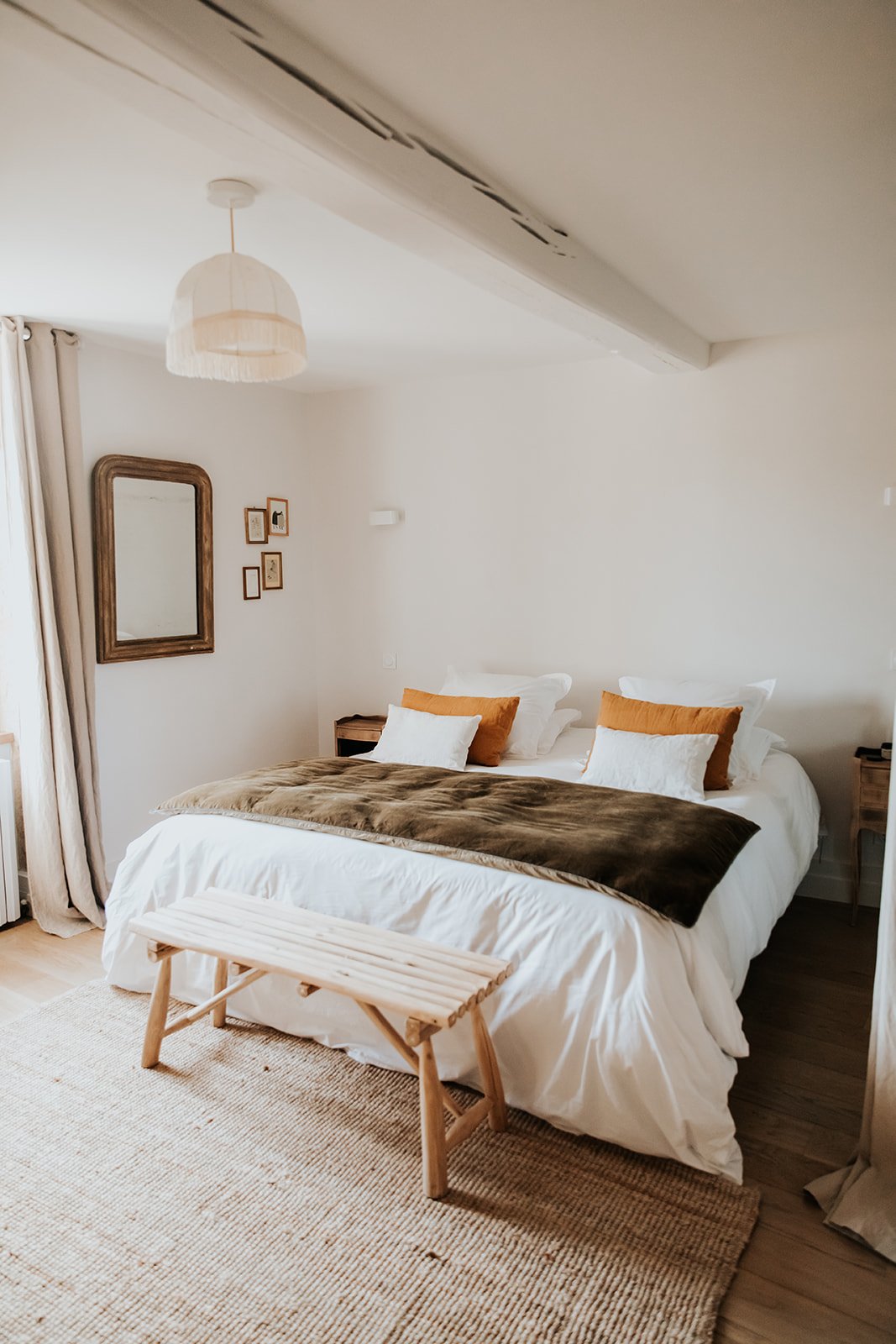 Chambre privative lumineuse avec lit en fer et décor chaleureux — hébergement retraite yoga bien-être Bourgogne du Sud