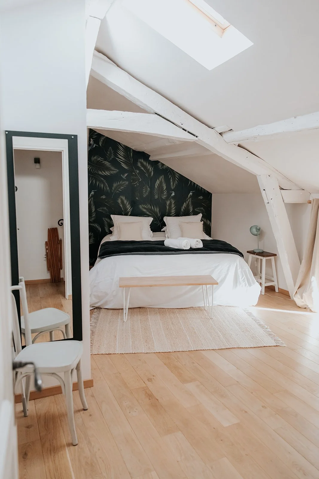 Chambre mansardée lumineuse avec parquet blond et grand miroir — séjour yoga céramique Bourgogne vacances automne France