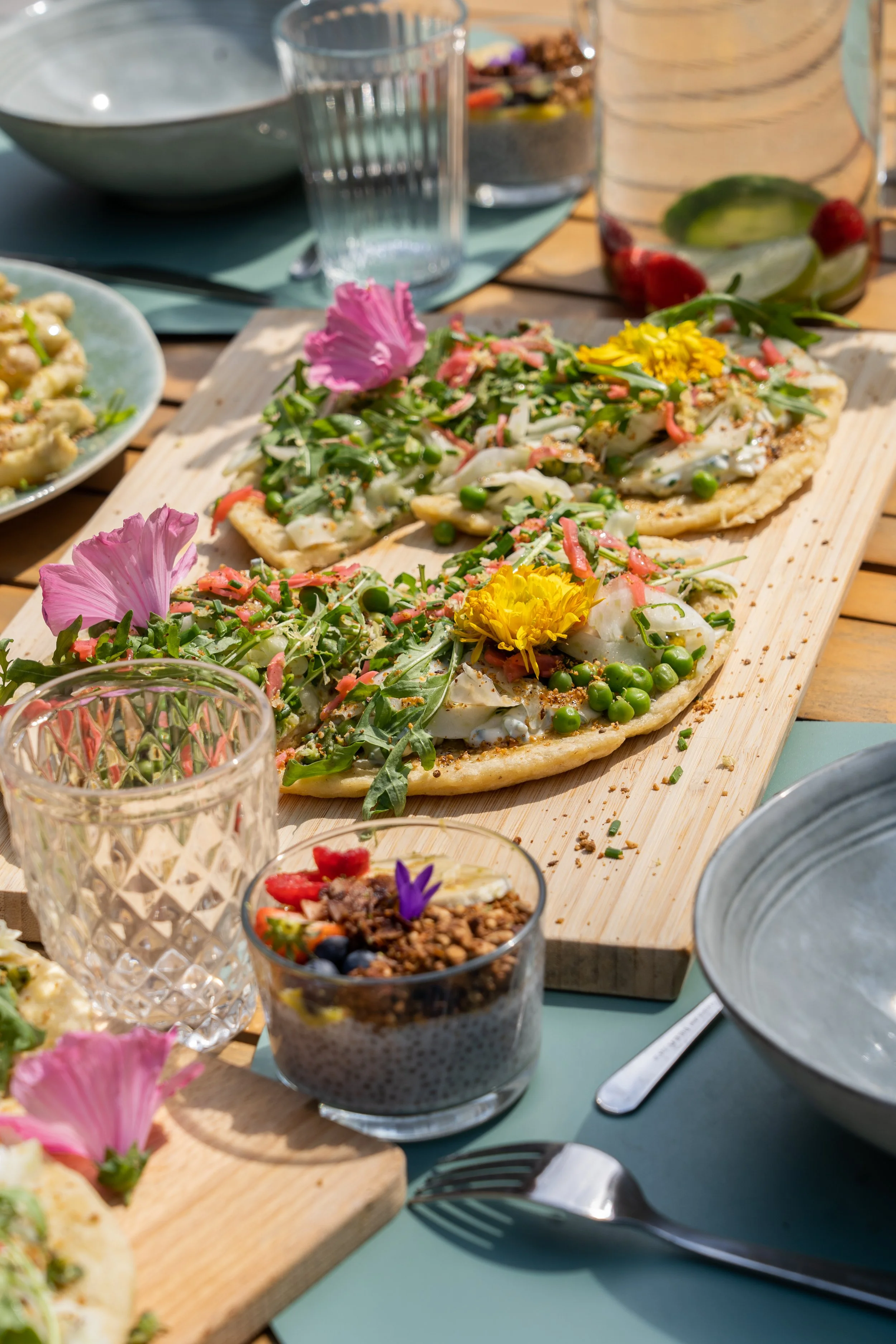 Planche apéritive généreuse partage convivial d'une retraite yoga et surf