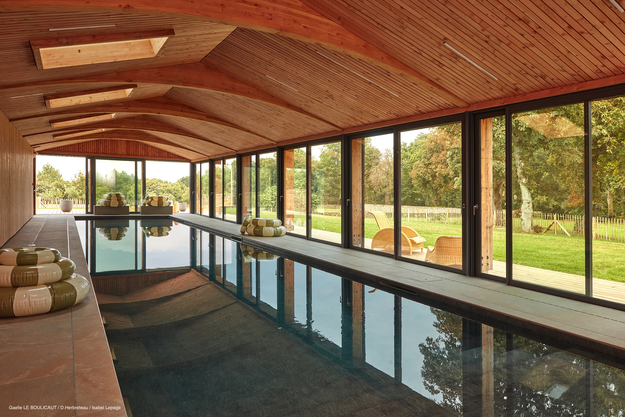 piscine intérieure chauffée et baignée de lumière naturelle, lieu de détente et de régénération pendant le séjour pilates et bien-être en Bretagne
