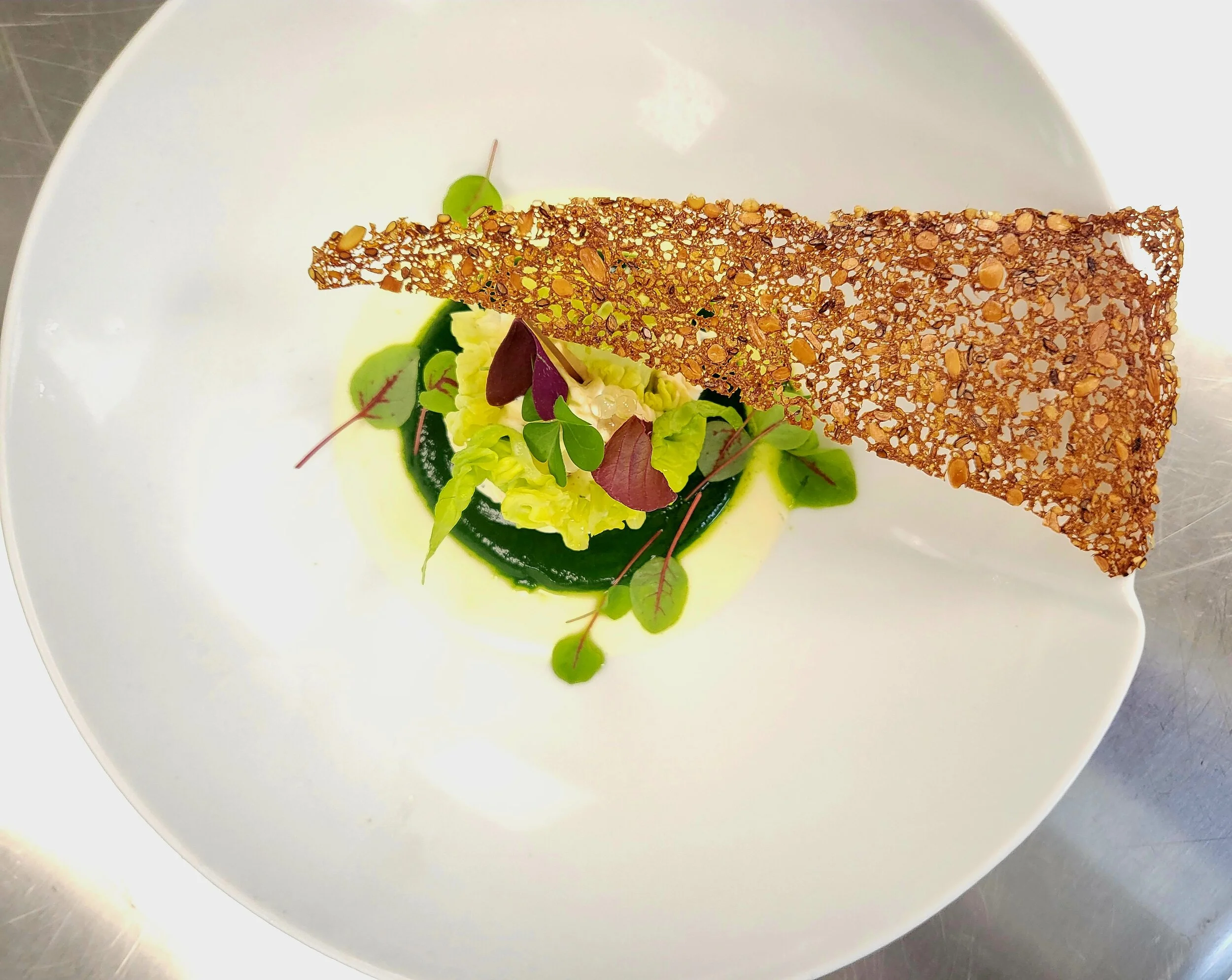 repas sophistiqué, sain et detox, alliant équilibre et plaisir pendant la retraite pilates et gastronomie consciente du Yogascope