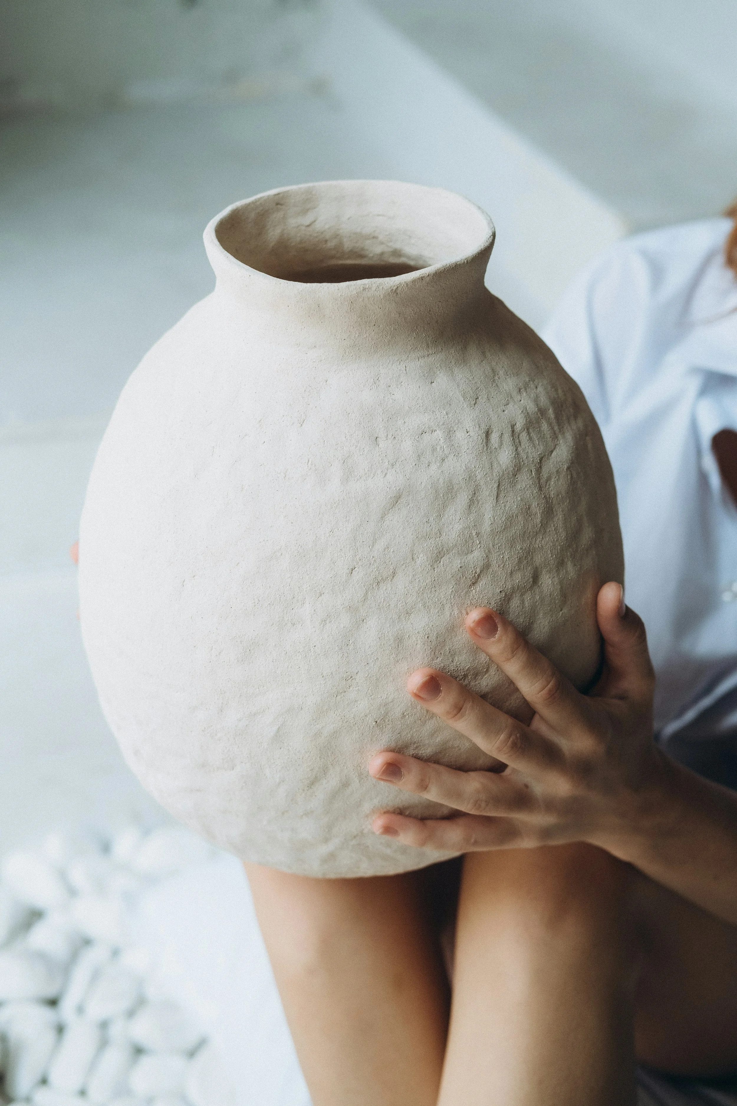 Retraite yoga créative en Bourgogne : ateliers céramique, vinyasa doux, méditation et cuisine saine ; un séjour yoga France parfait pour ralentir et renouer avec l’artisanat.