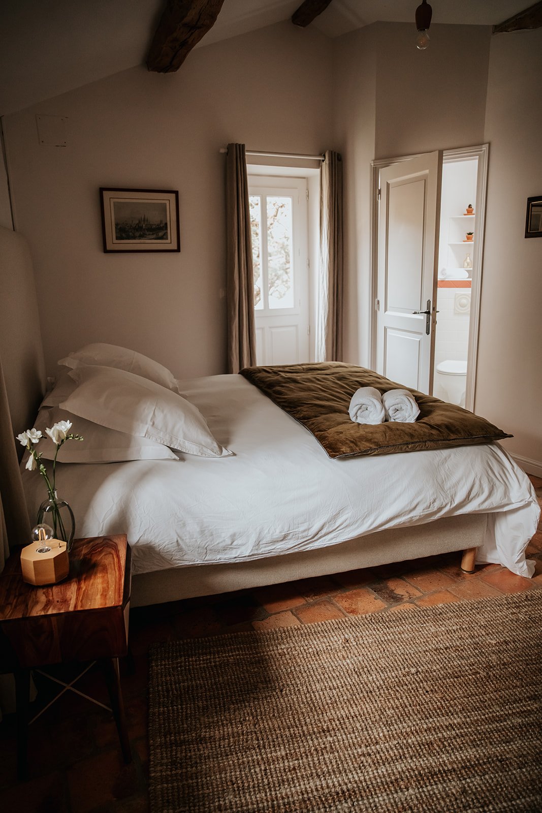 Chambre twin avec tête de lit rembourrée et parquet — hébergement salle de bain privée retraite yoga Bourgogne automne