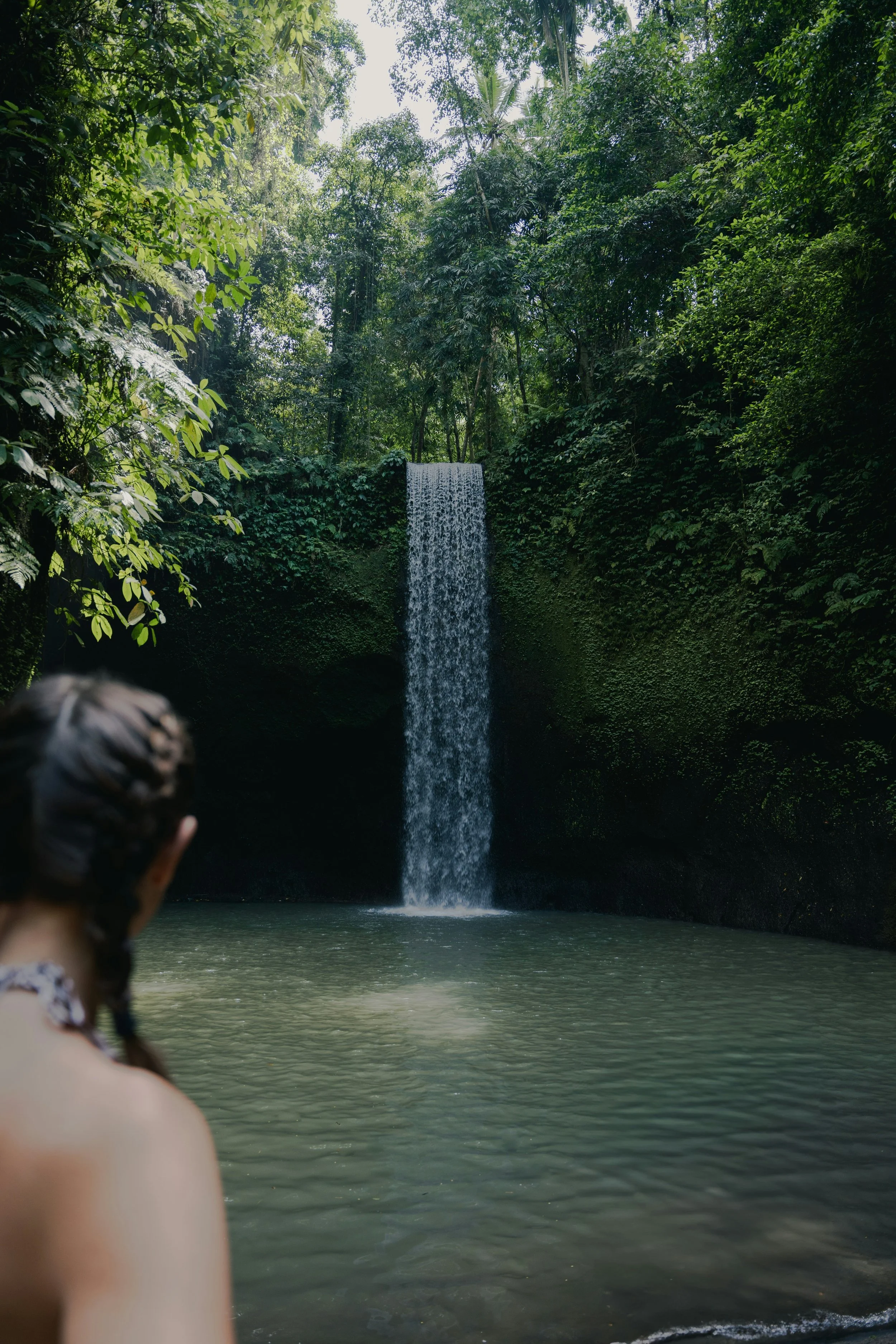 Laissez-vous émerveiller par la magie des cascades balinaises et profitez d’un moment de méditation au cœur de la nature luxuriante lors de votre retraite spirituelle.