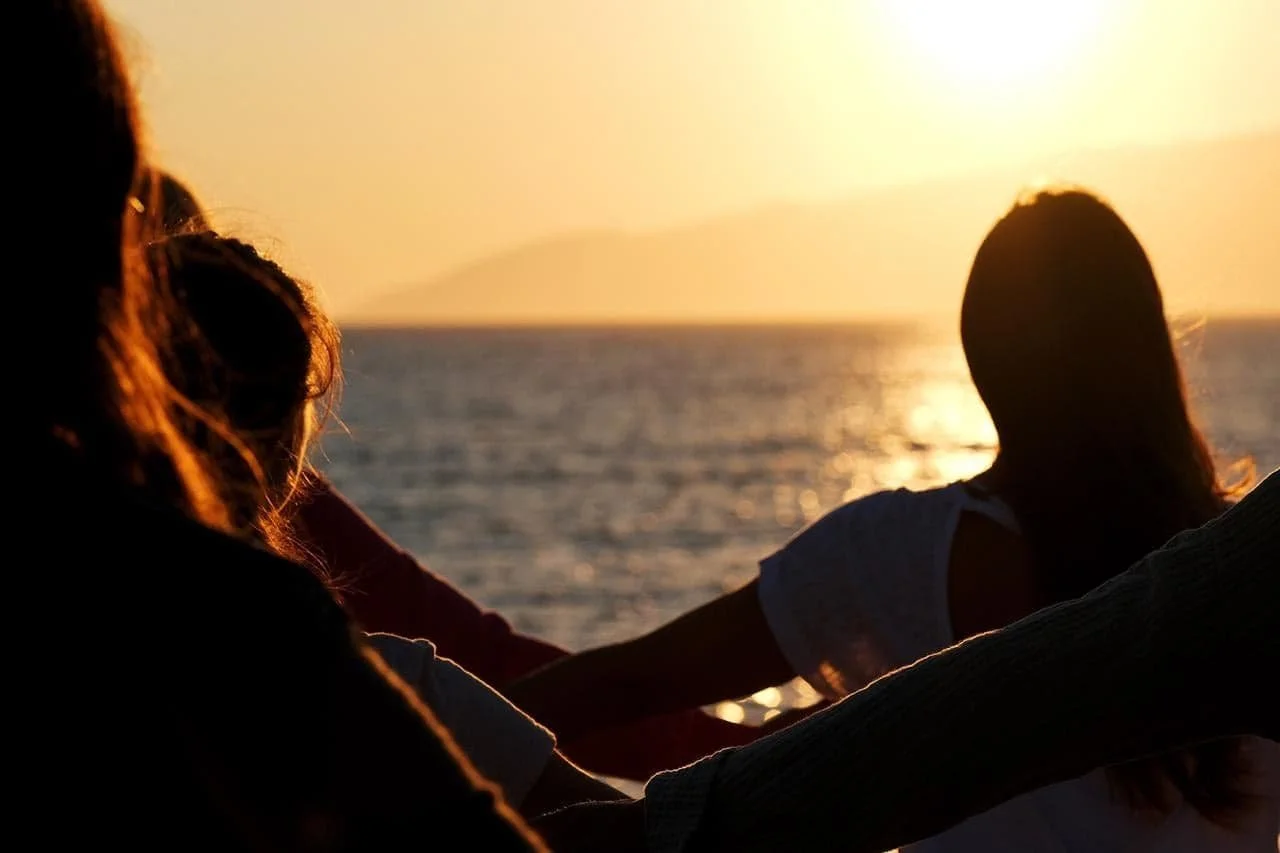 Femmes face à la mer pendant une retraite de yoga dans les cyclades en Grèce