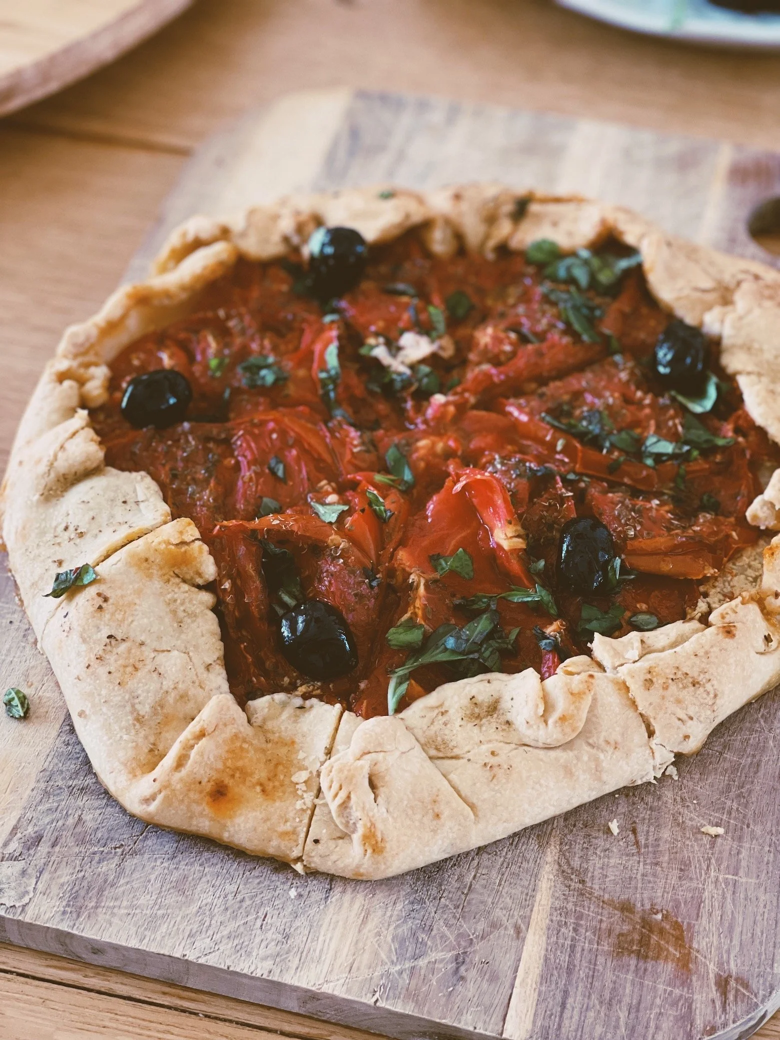 Tarte à la tomate préparée avec des produits de saison pour un séjour bien-être en Toscane