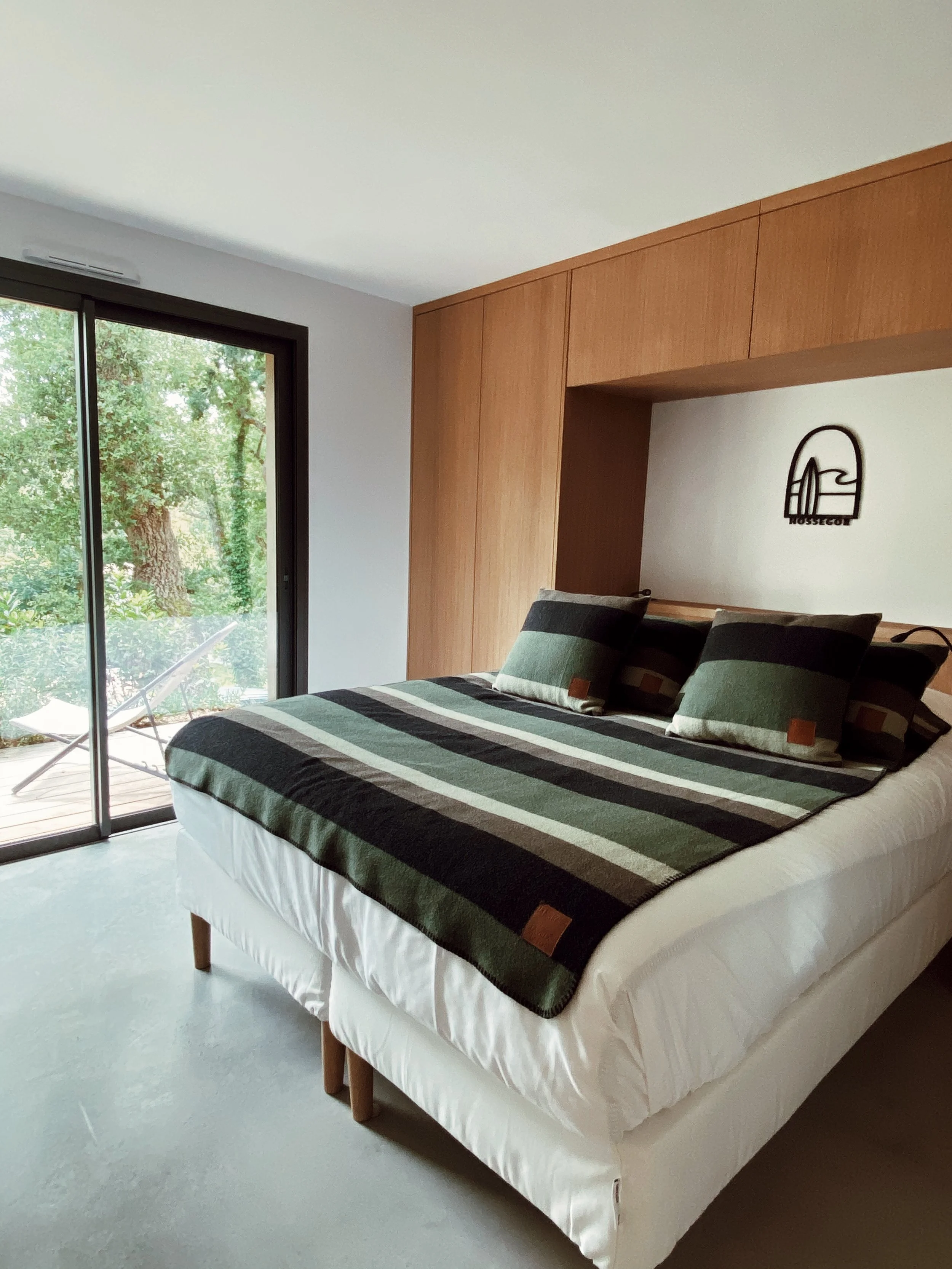Chambre double avec tête de lit en bois et vue sur le jardin, villa retraite yoga nouvel an Hossegor Landes