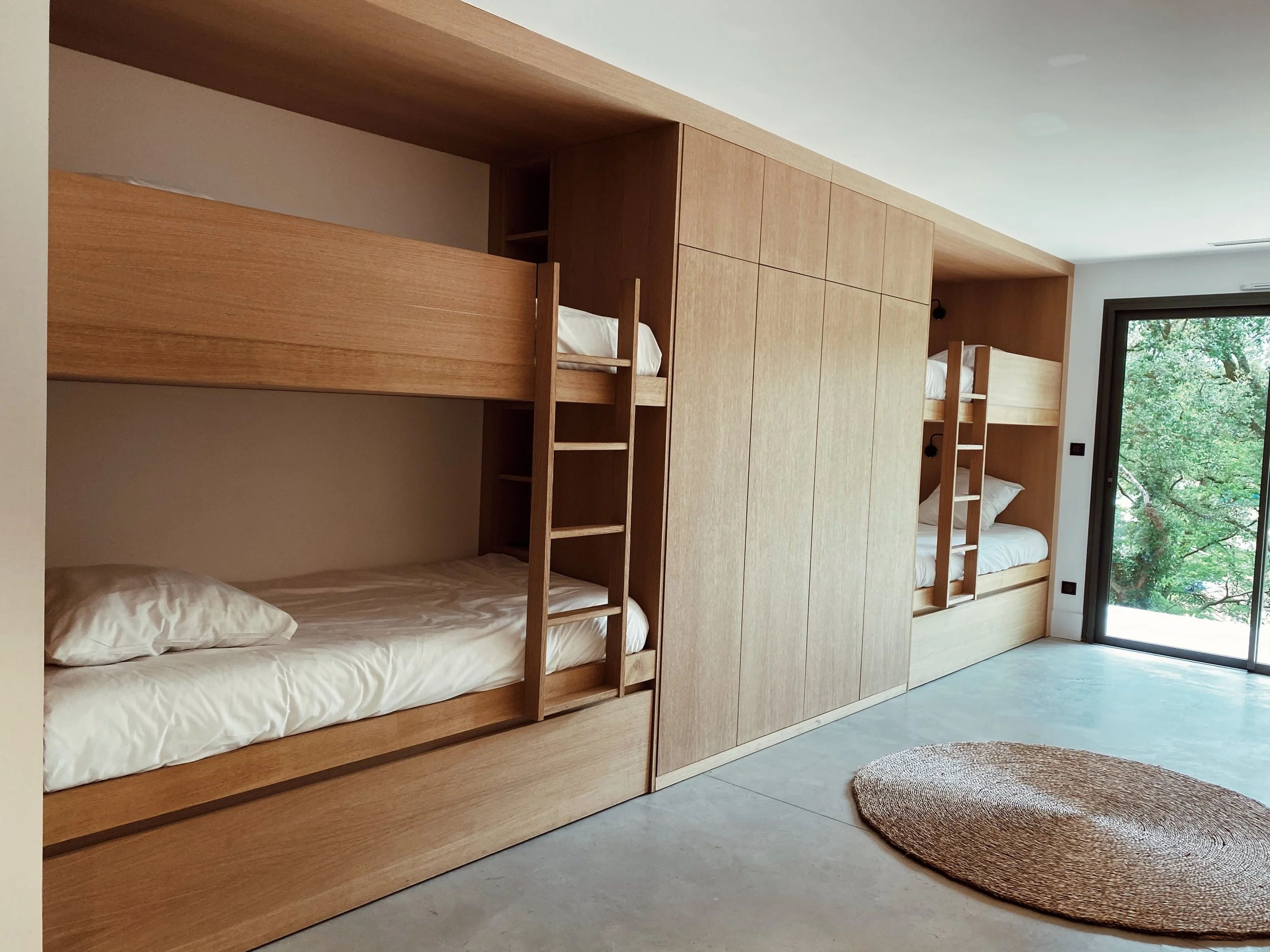 Chambre avec lits superposés en bois design, option solo retraite yoga nouvel an Landes Hossegor