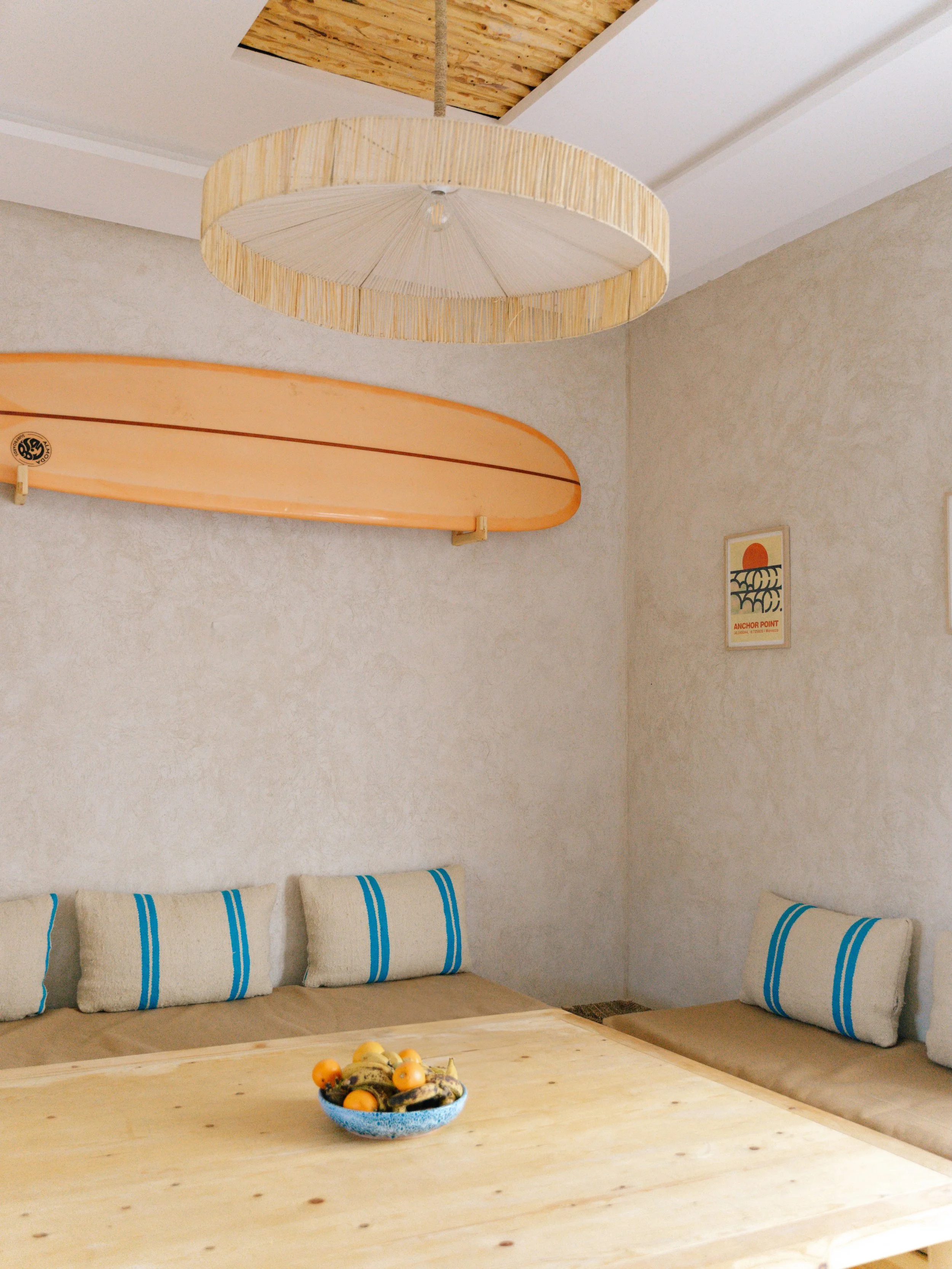 Table basse en bois et coussins rayés à la marocaine - salon retraite yoga maroc nouvel an